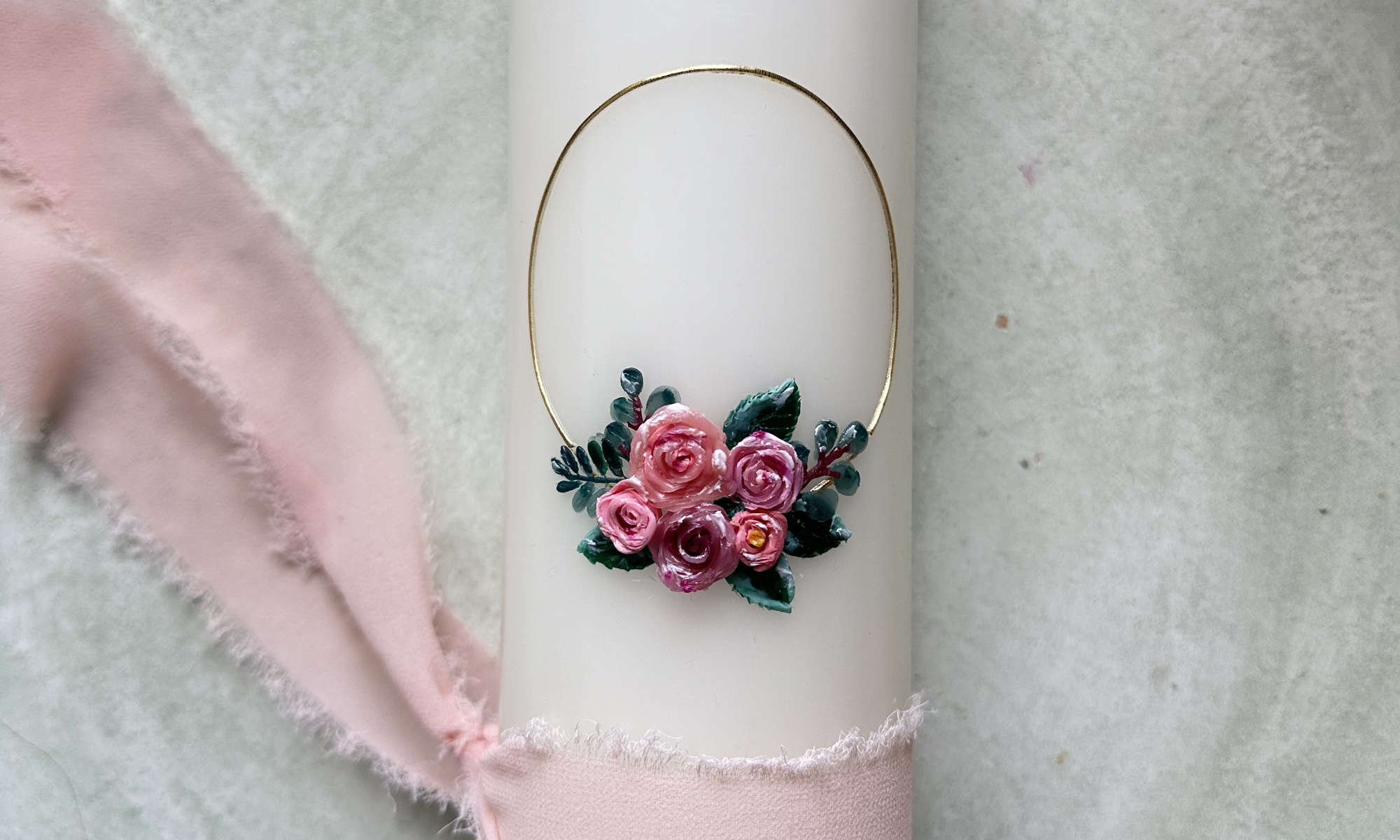 Handverzierte Kerze mit pinken Band mit Wachs verziert