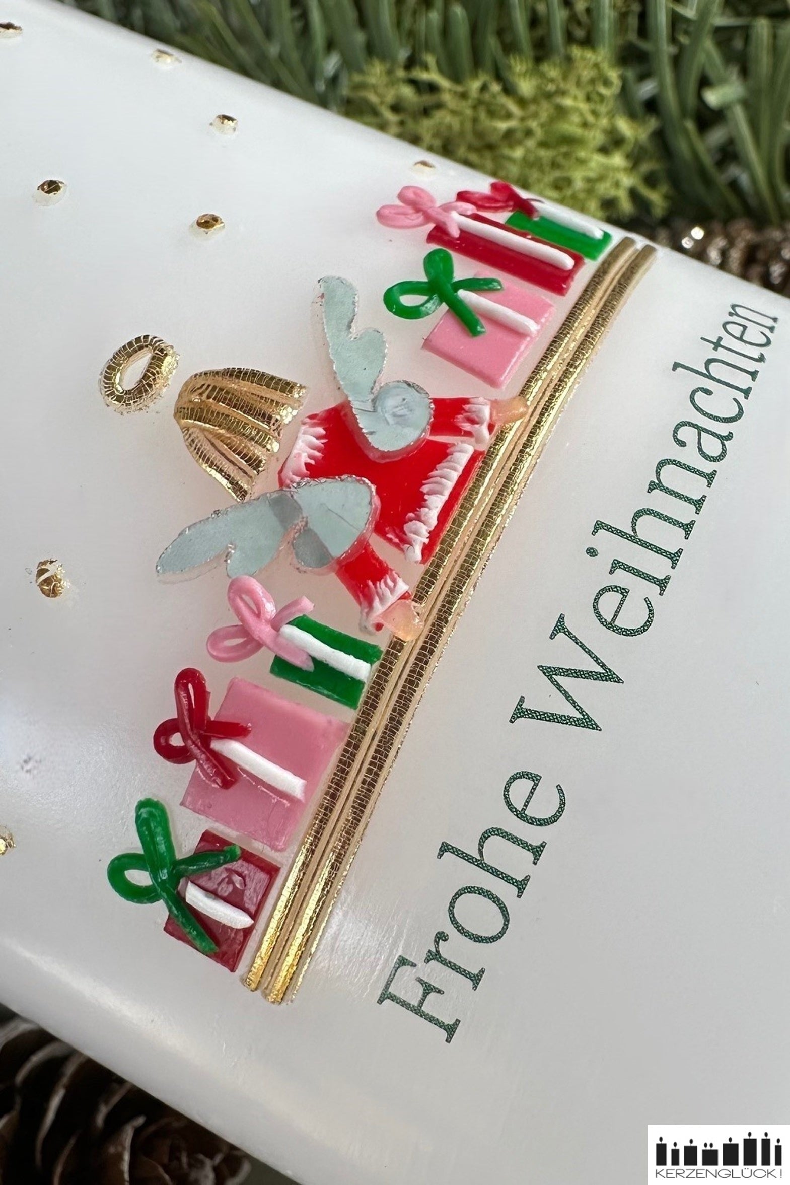 Große Weihnachtskerze mit Engel. Nahaufnahme des Engelchens schräg fotografiert