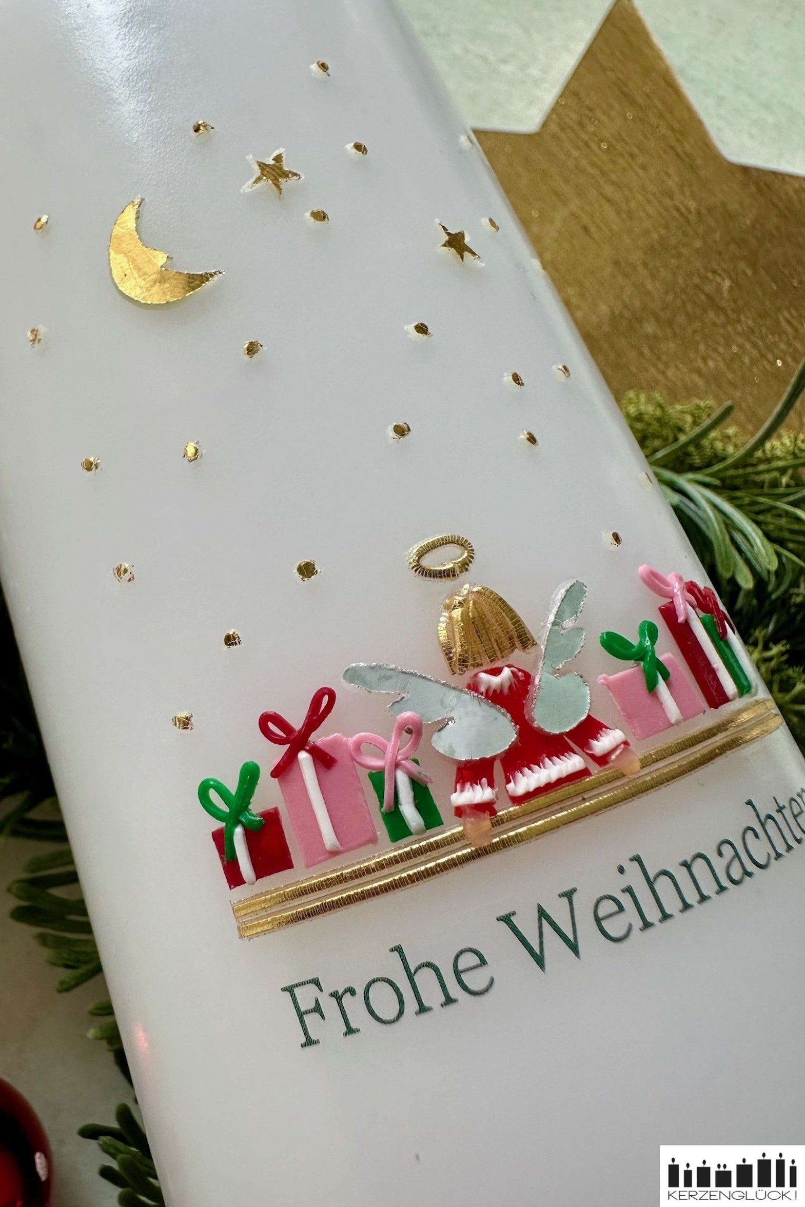 Detailaufnahme der feinen Wachsverzierung, Engel mit Geschenken unter Sternenhimmel