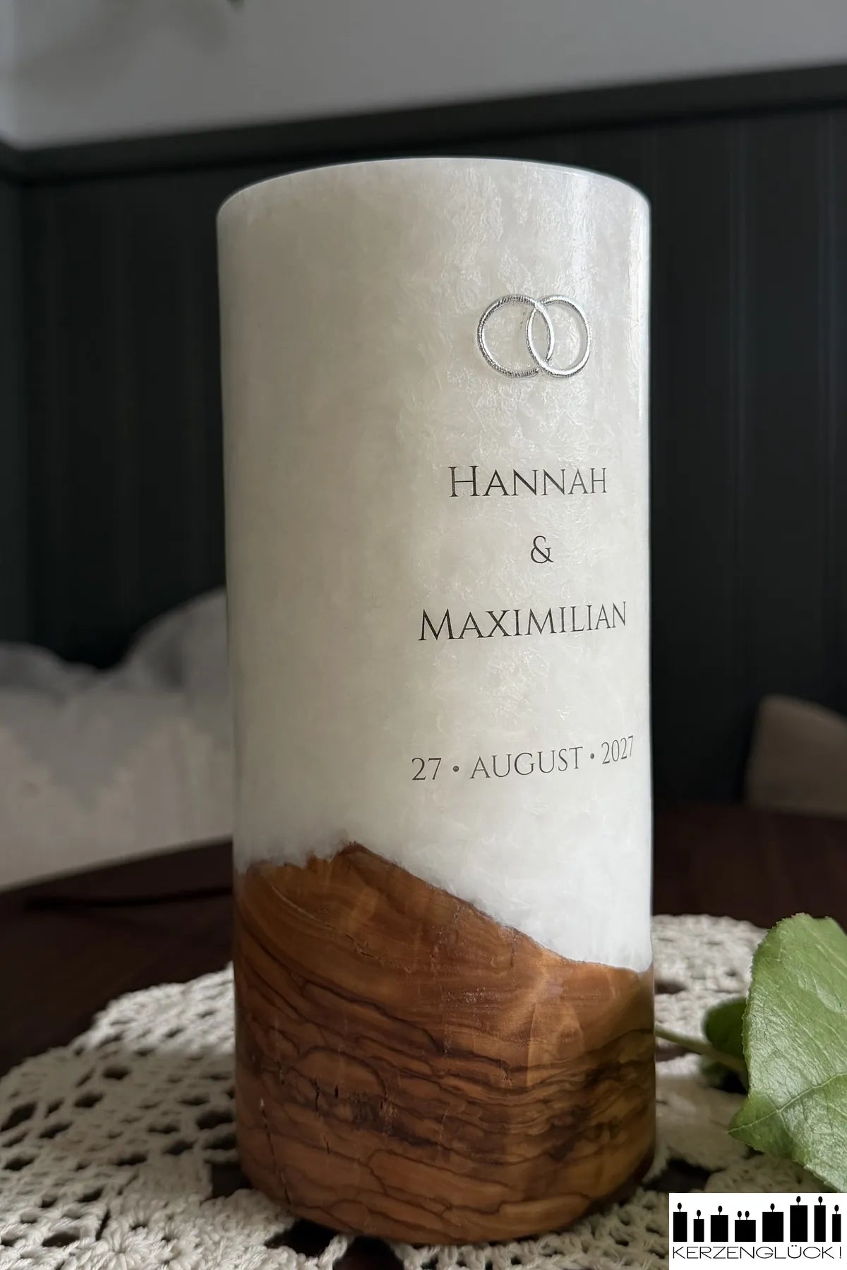 Hochzeitskerze mit Holzeinsatz und Teelichteinsatz Verschlungene Ringe von der Seite fotografiert