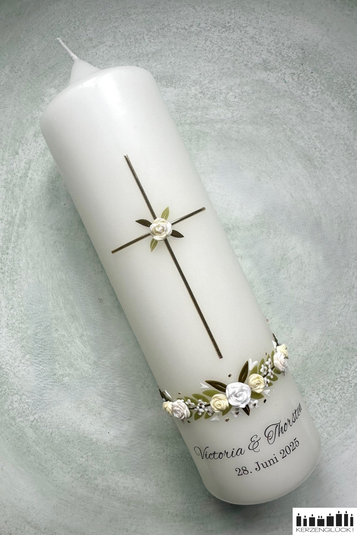 Hochzeitskerze mit goldenem Kreuz schräg liegend ohne Dekoration