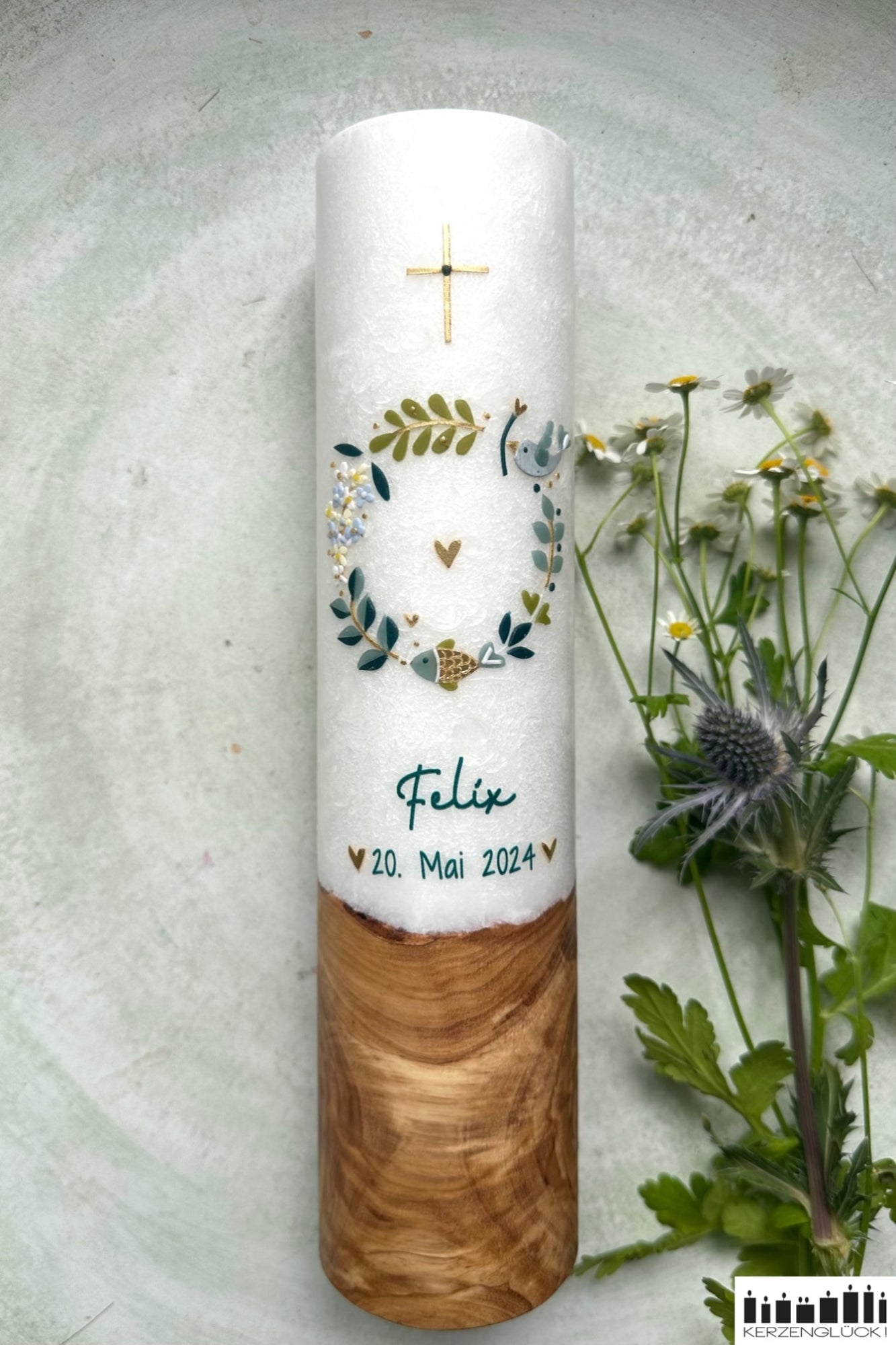Taufkerze mit Holzelement "Kranz mit Symbolen"