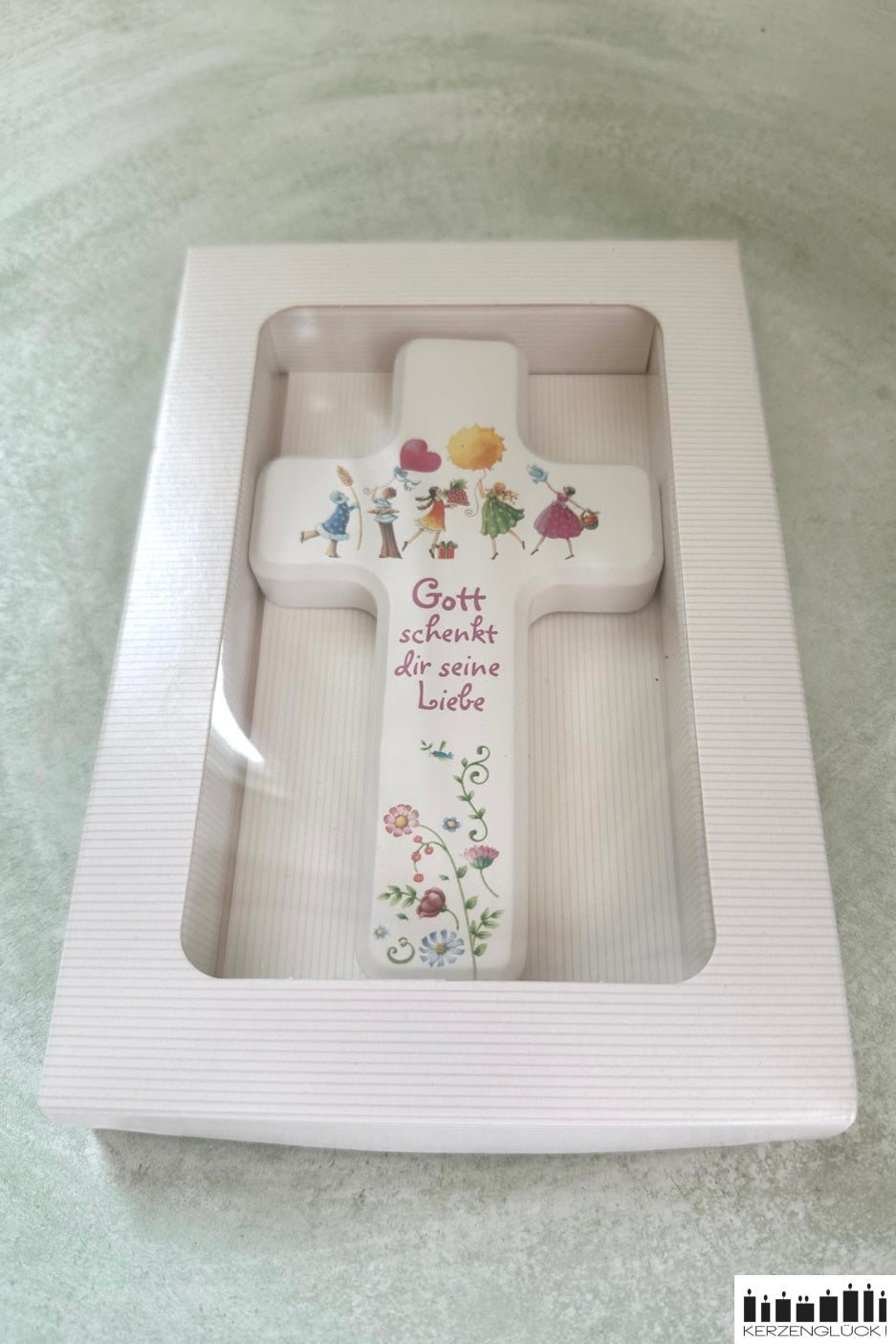 Holzkreuz mit Blütenreigen und Spruch Gott schenkt dir seine Liebe in Geschenkverpackung