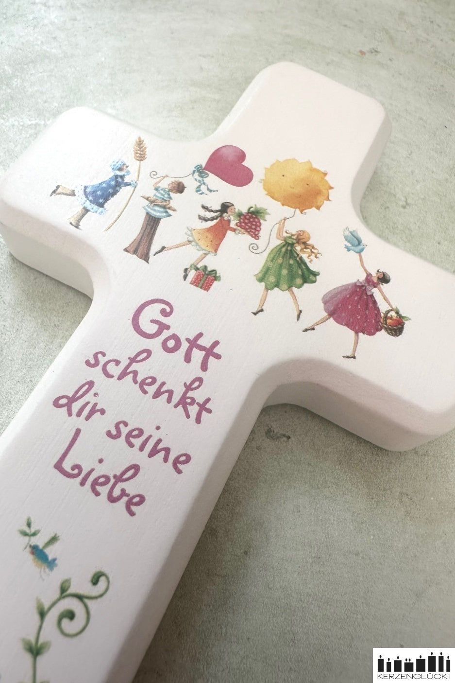 Holzkreuz mit Blütenreigen und Spruch Gott schenkt dir seine Liebe