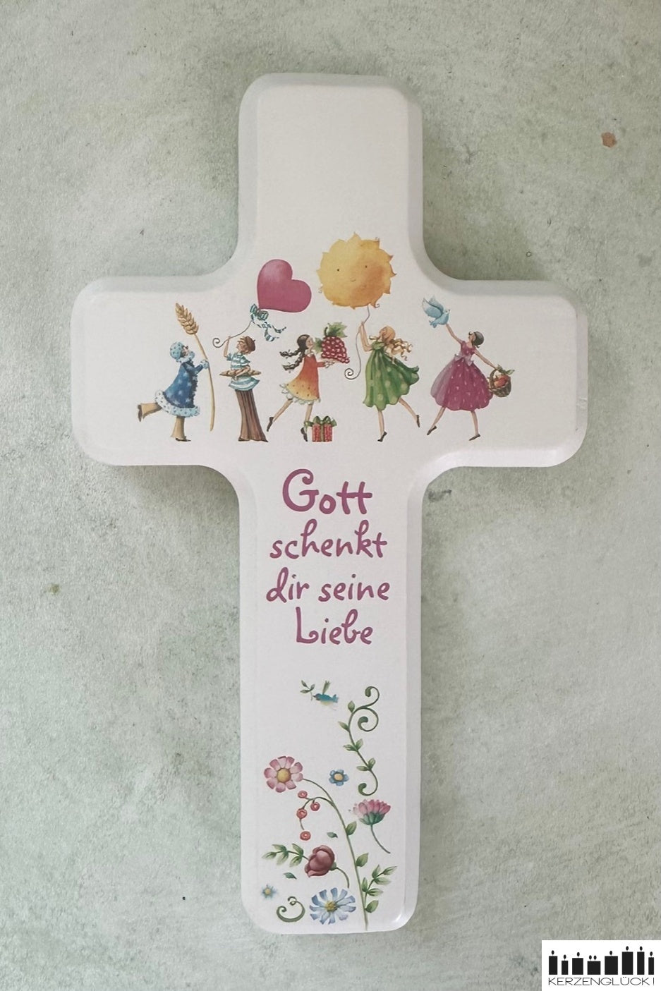 Holzkreuz mit Blütenreigen und Spruch Gott schenkt dir seine Liebe