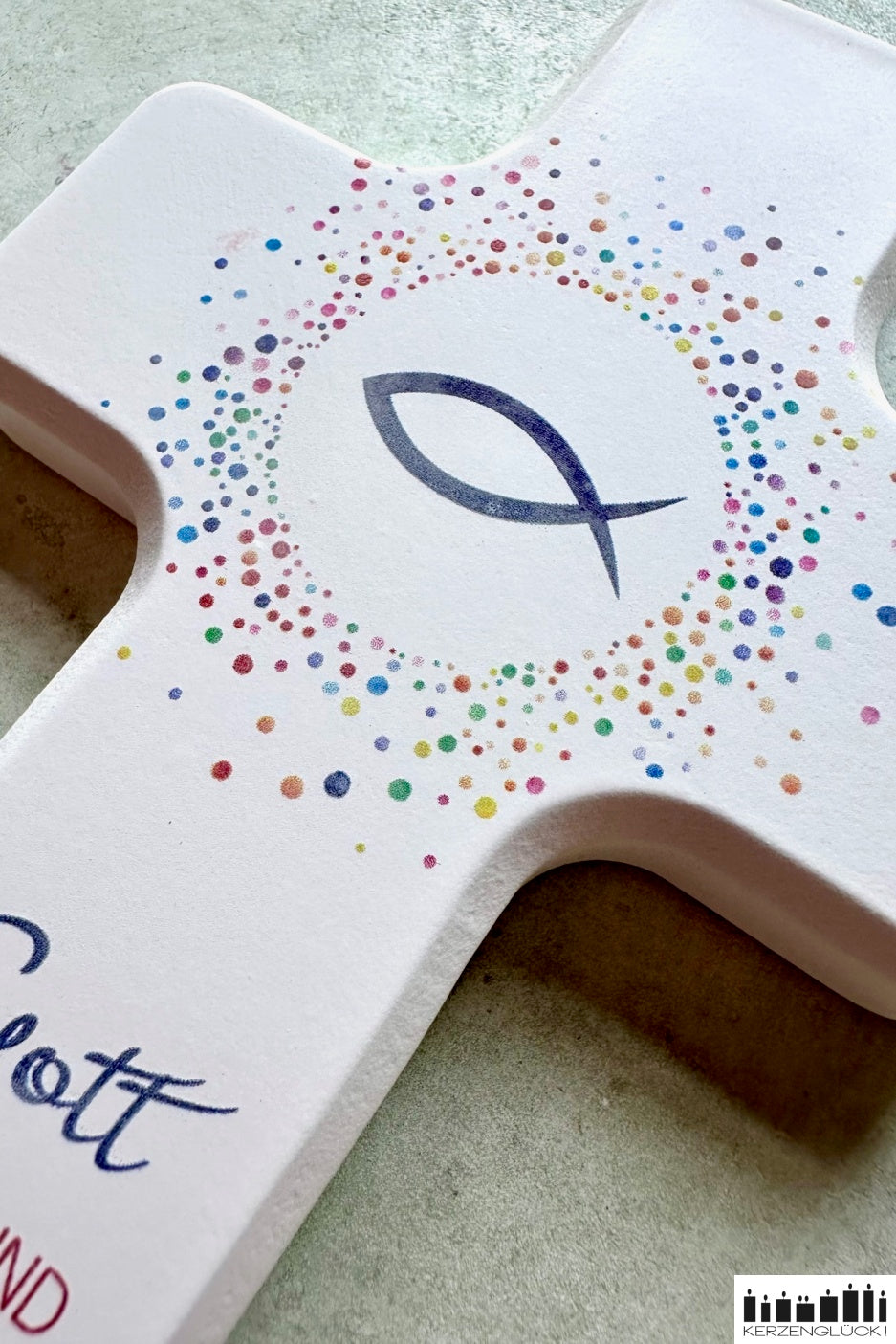 Holzkreuz mit Fisch und Punkten