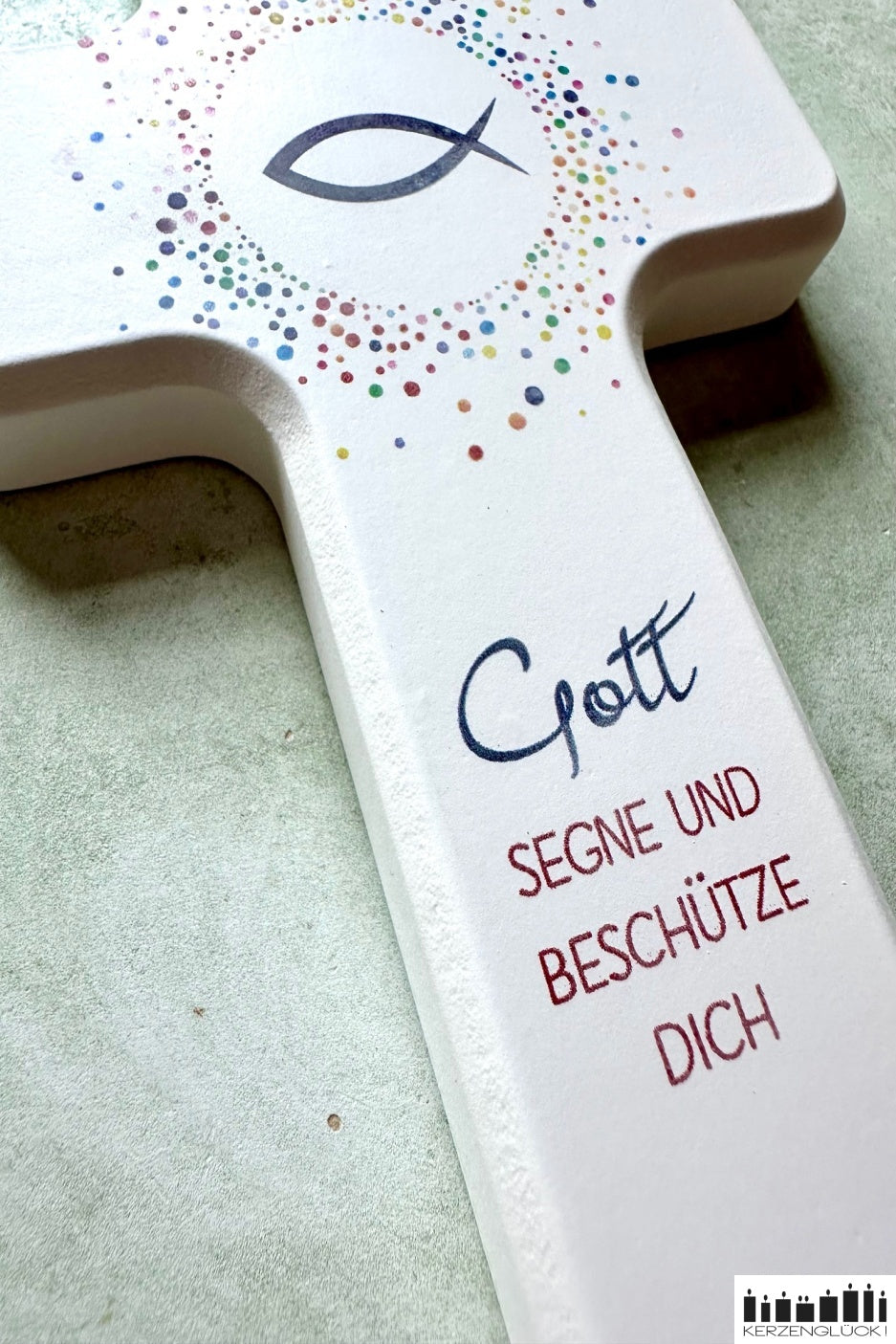 Holzkreuz mit Fisch und Punkten