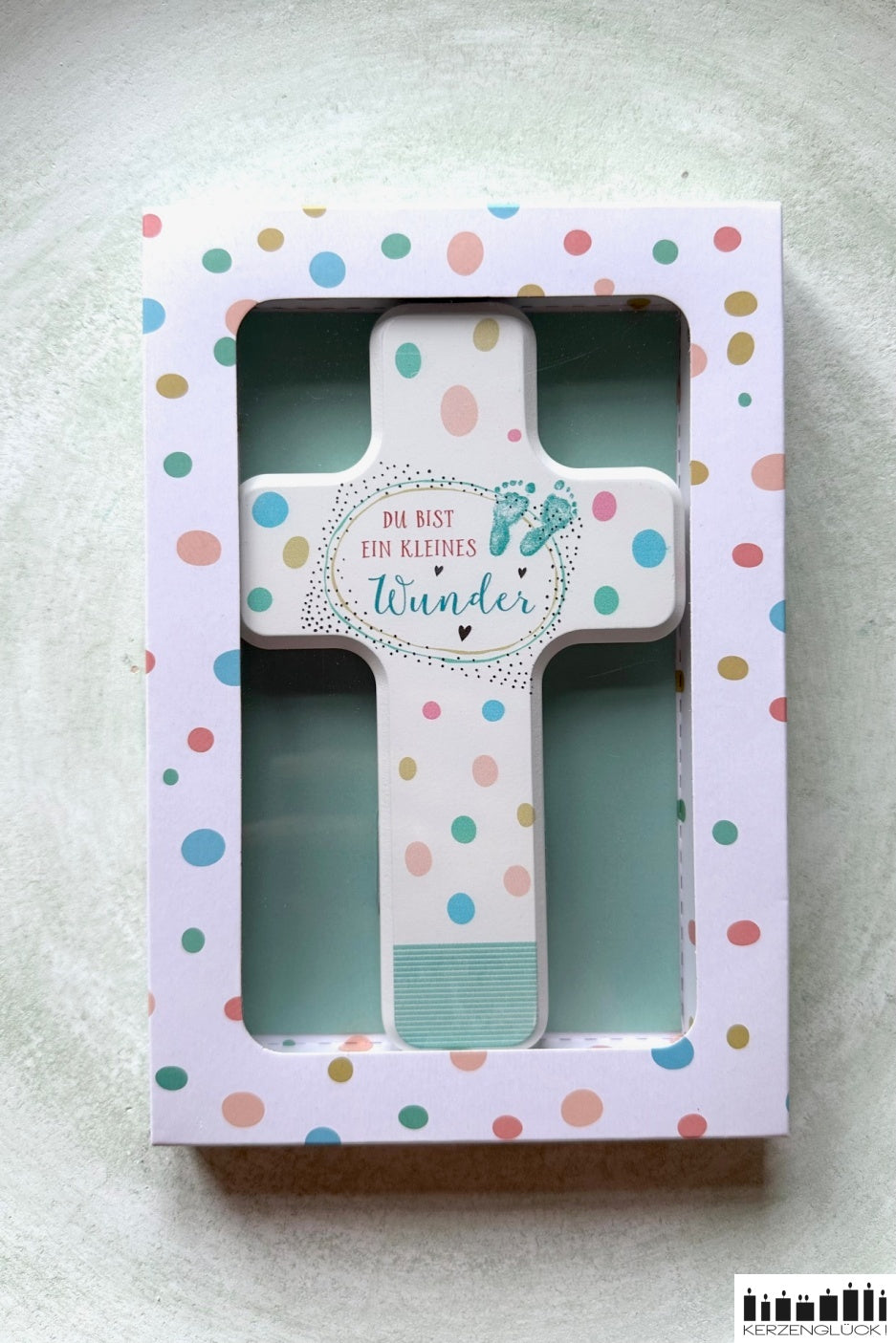 Holzkreuz mit Punkten in Geschenkverpackung