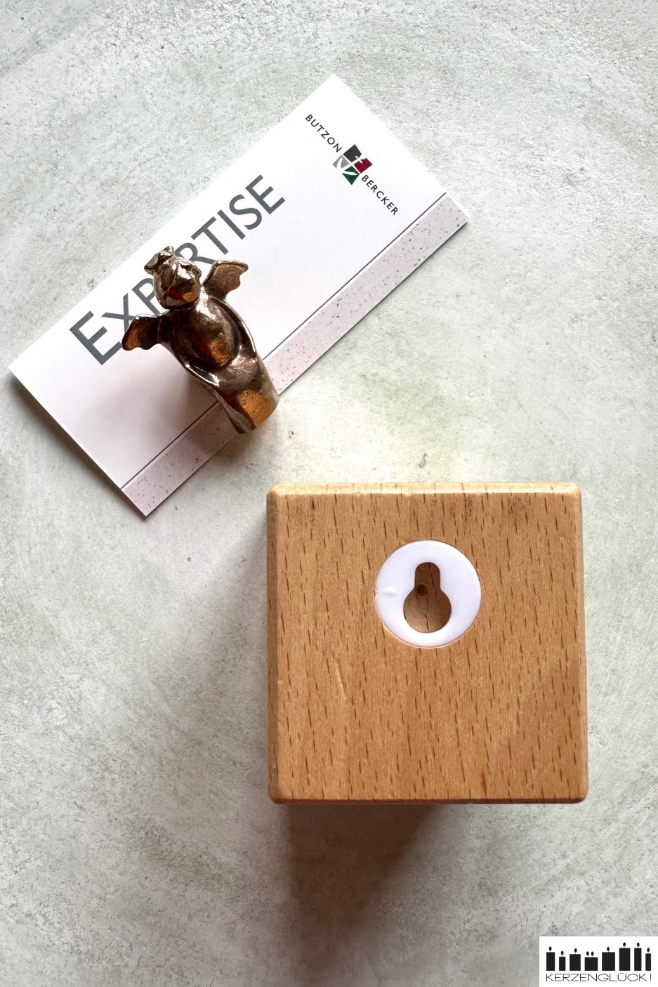 Schutzengel aus Bronze auf Holzwürfel und Expertise