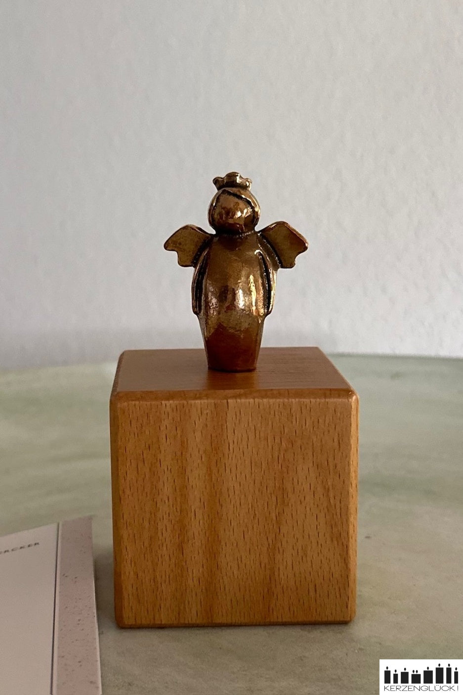 Schutzengel aus Bronze auf Holzwürfel stehend