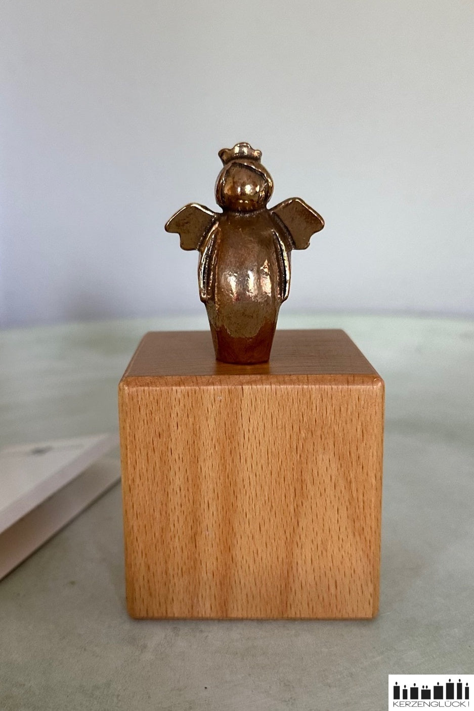 Bronzefigur auf Holzsockel: Engel stehend