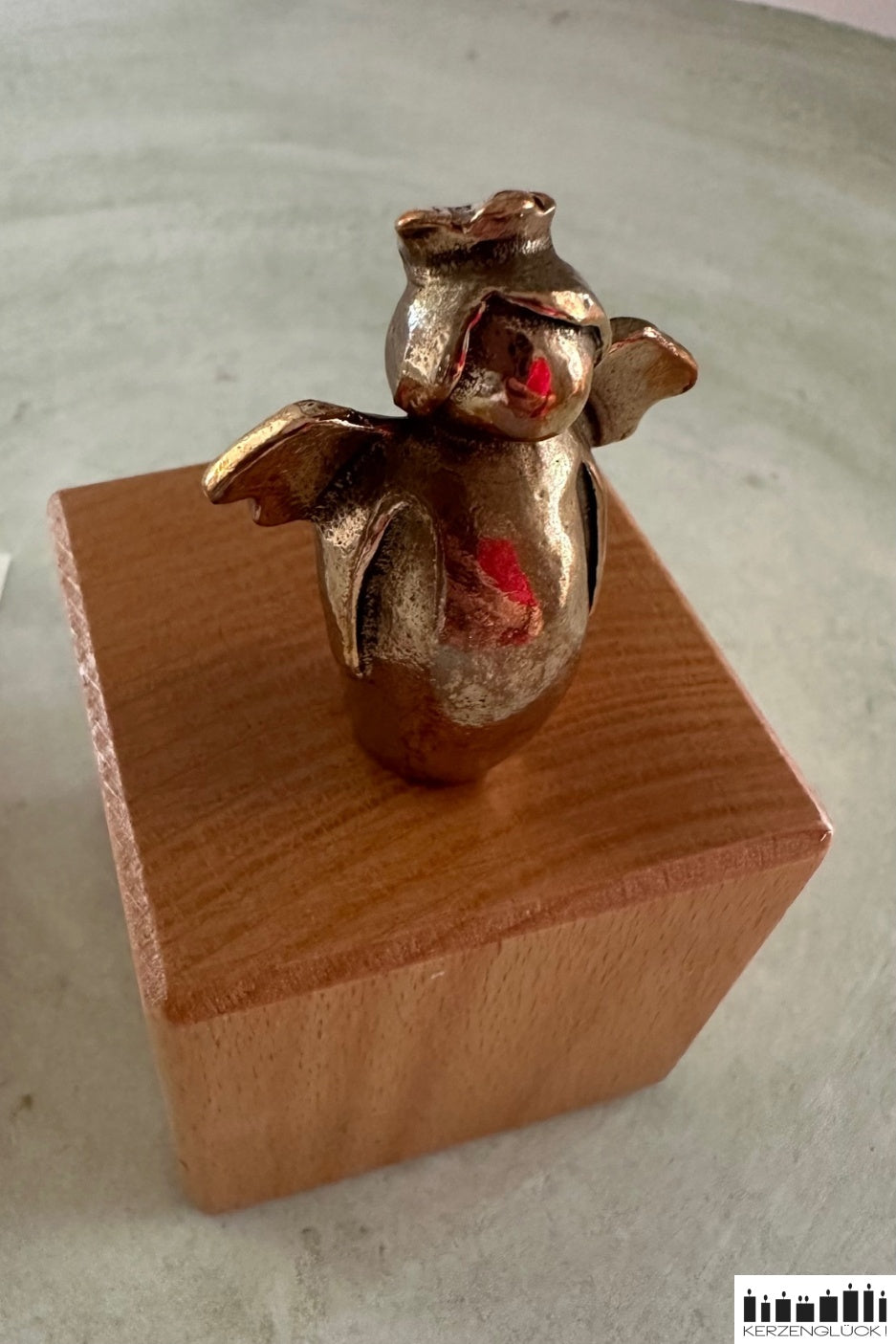 Schutzengel aus Bronze auf Holzwürfel stehend