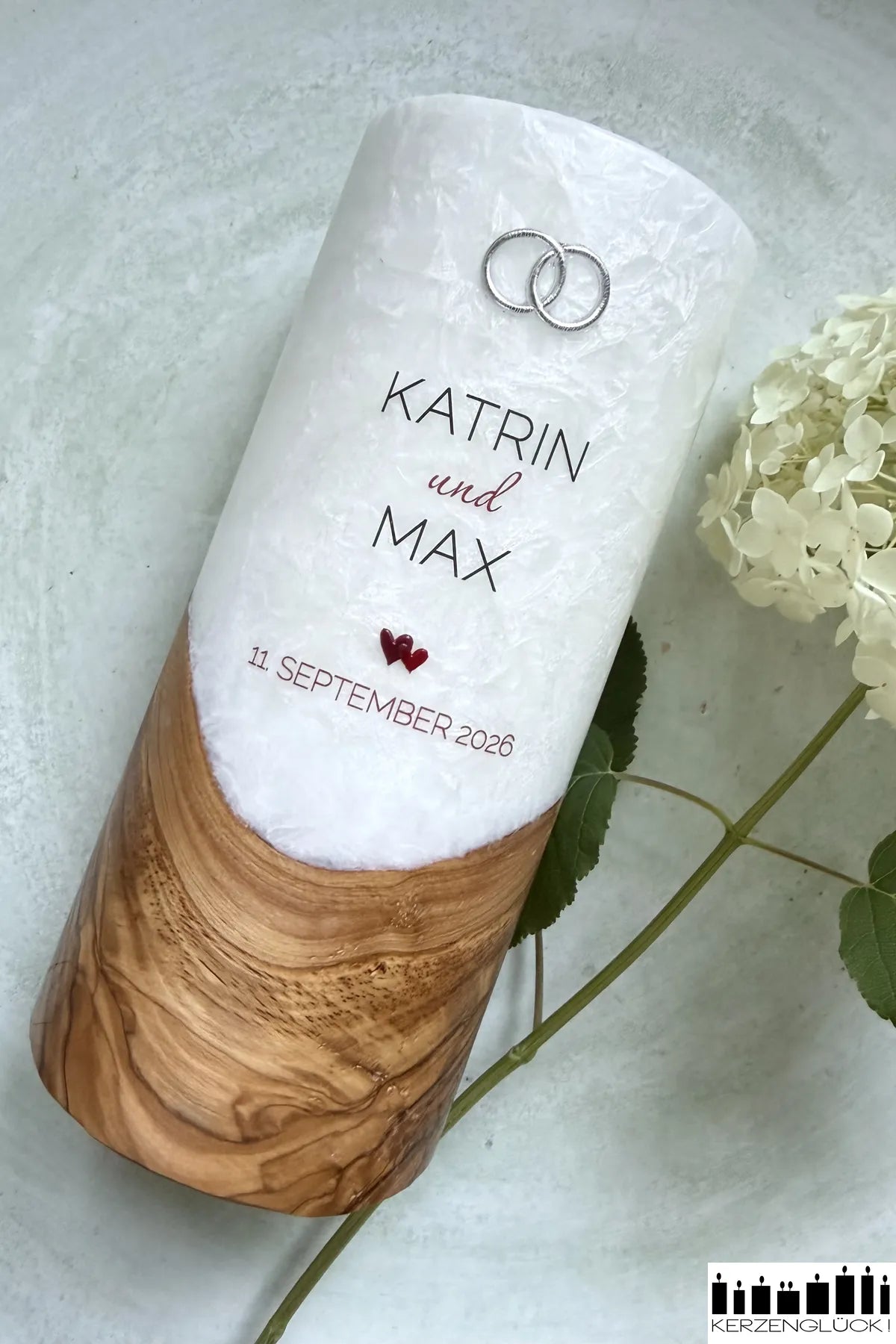 Hochzeitskerze mit Holzeinsatz "Verschlungene Ringe mit Herzen"