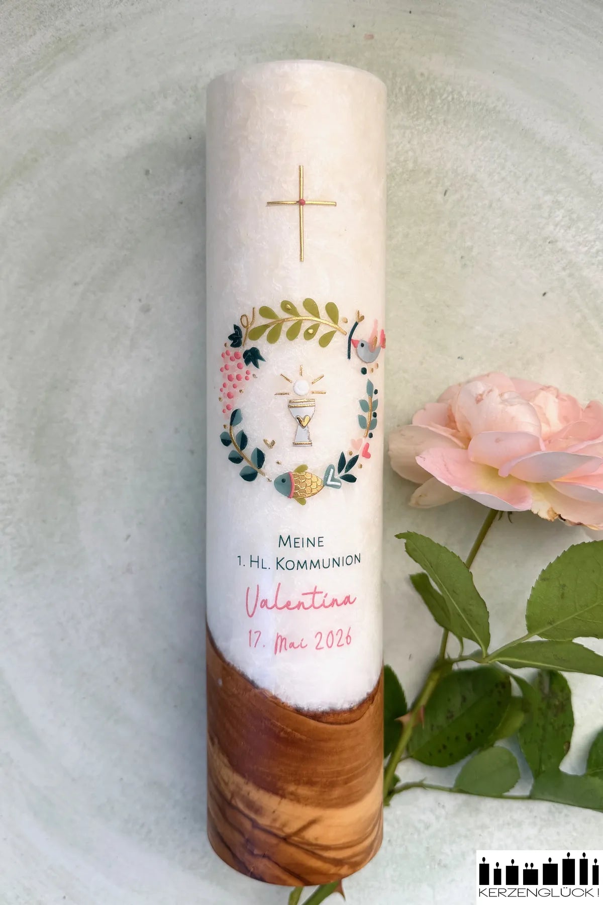 Kommunionkerze mit Holzelement "Kranz mit Symbolen"