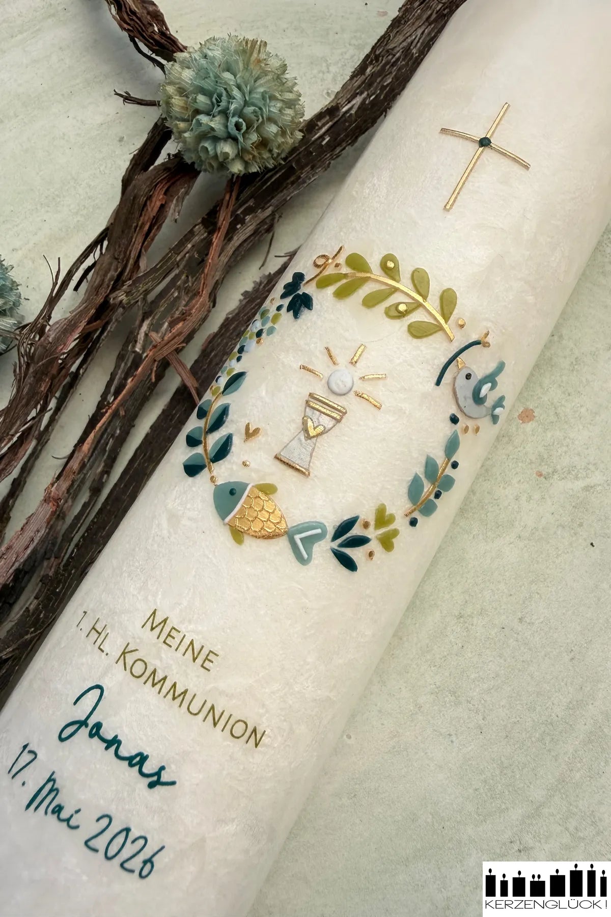 Kommunionkerze mit Holzelement "Kranz mit Symbolen"