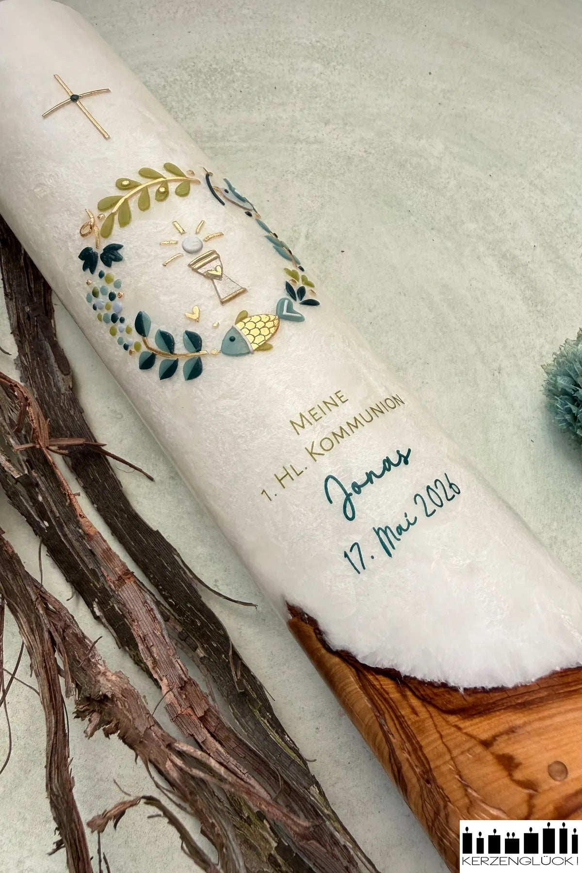 Kommunionkerze mit Holzelement "Kranz mit Symbolen"