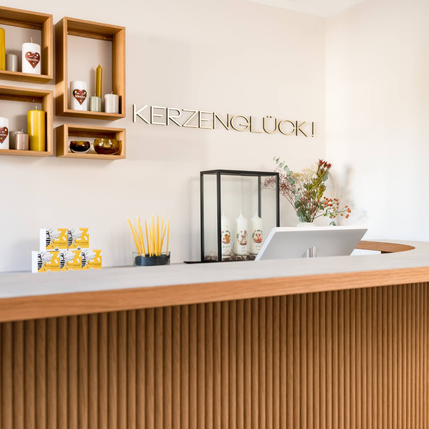 Eingangsbereich des Kerzengeschäfts Kerzenglück mit Bienenwachskerzen im Hintergrund