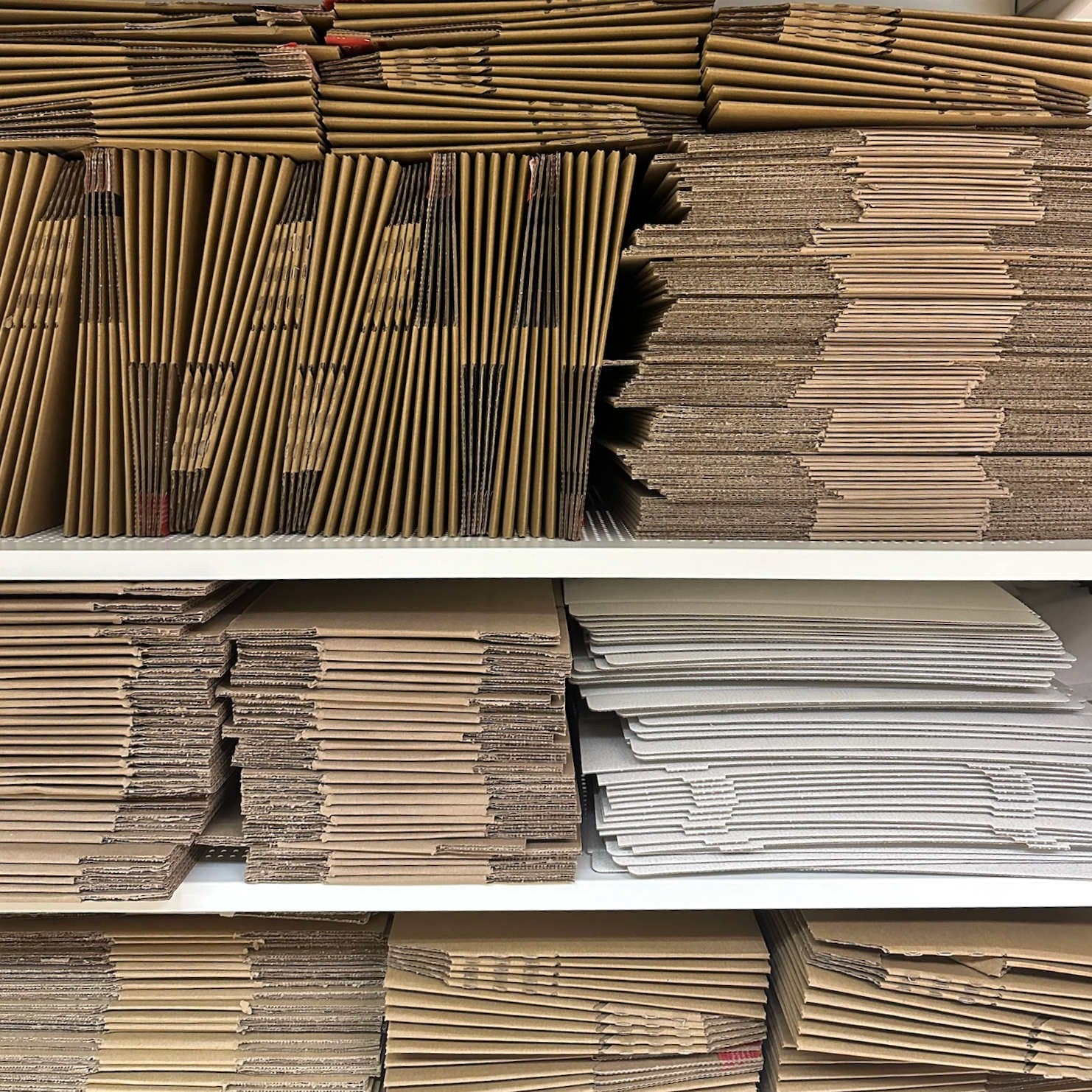 Bild aus dem Lager von Kerzenglück. Viele Kartons übereinander gestapelt