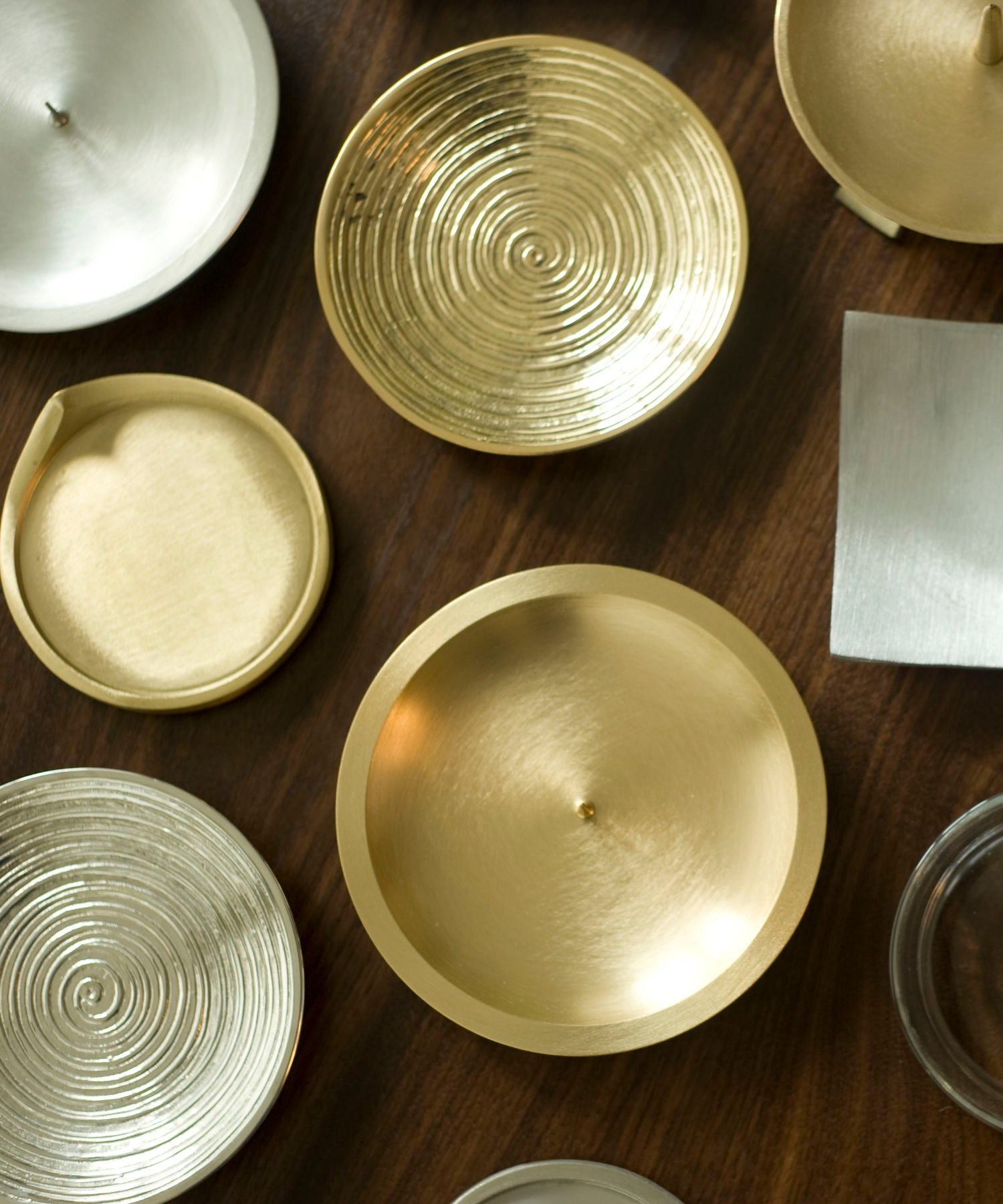 Mehrere Kerzenteller in verschiedenen Farben und Ausfertigungen