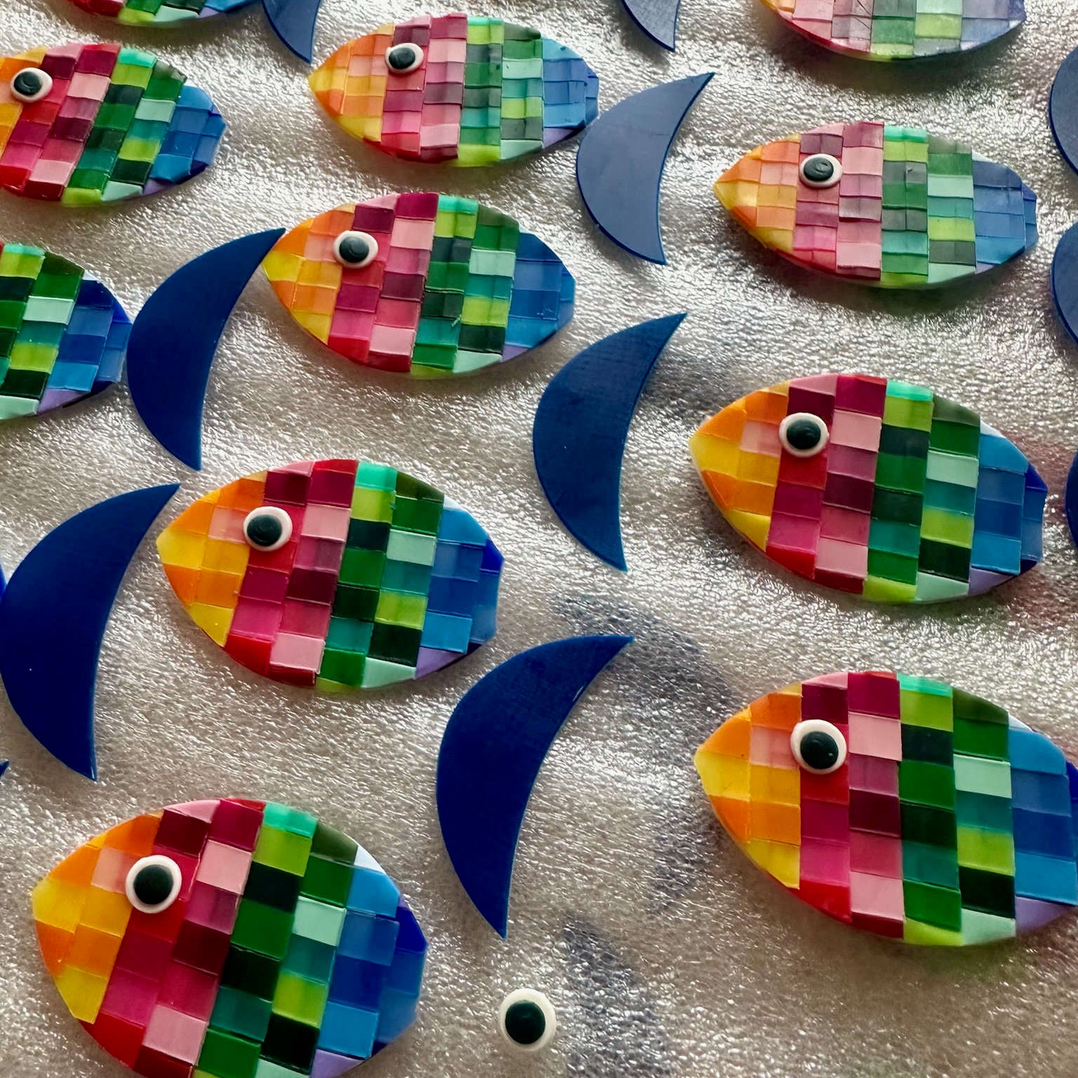 Mosaikfisch Taufkerze aus Wachs. Foto aus der Produktion