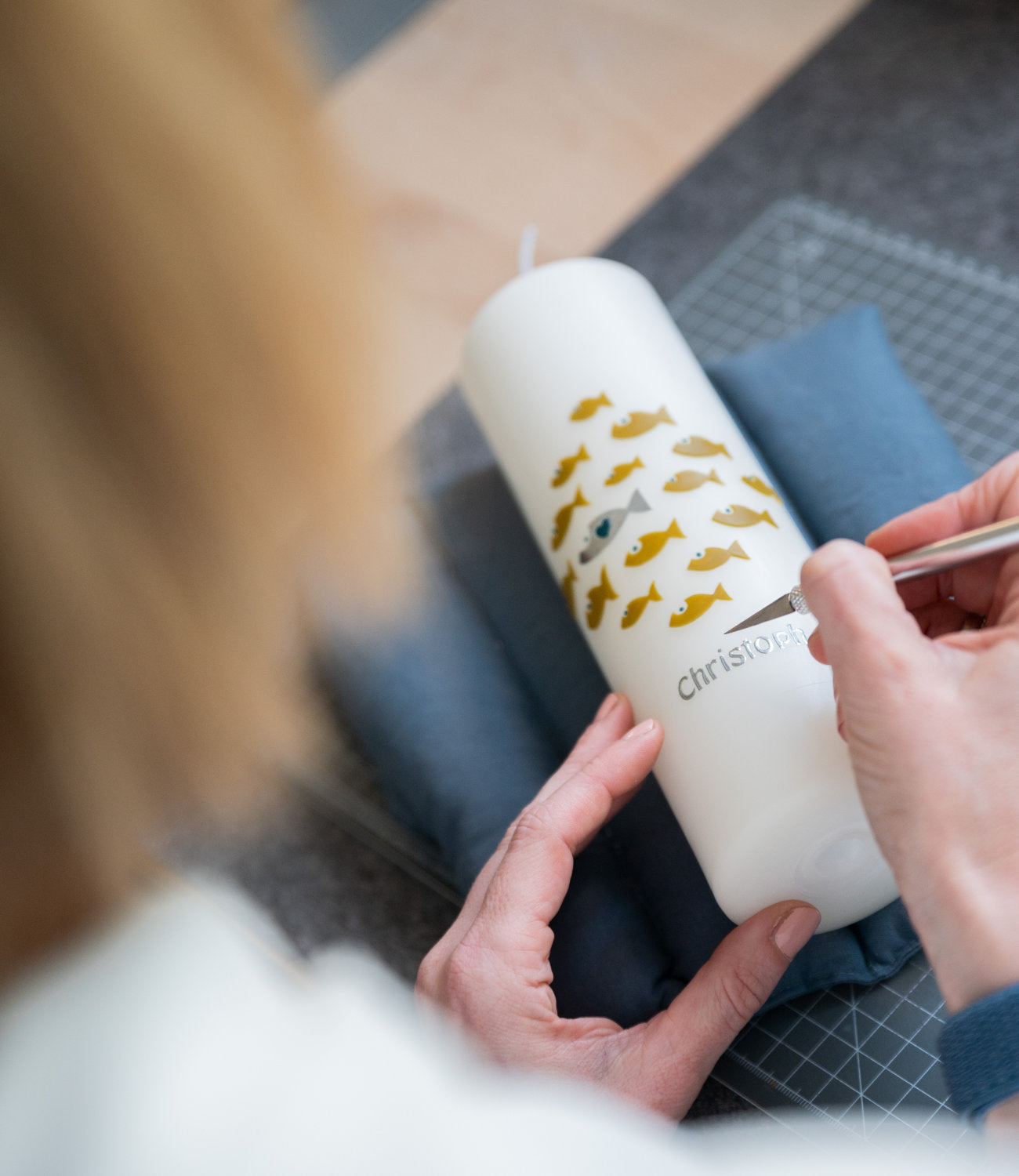 Handanfertigung einer individuellen Kerze mit Verzierung