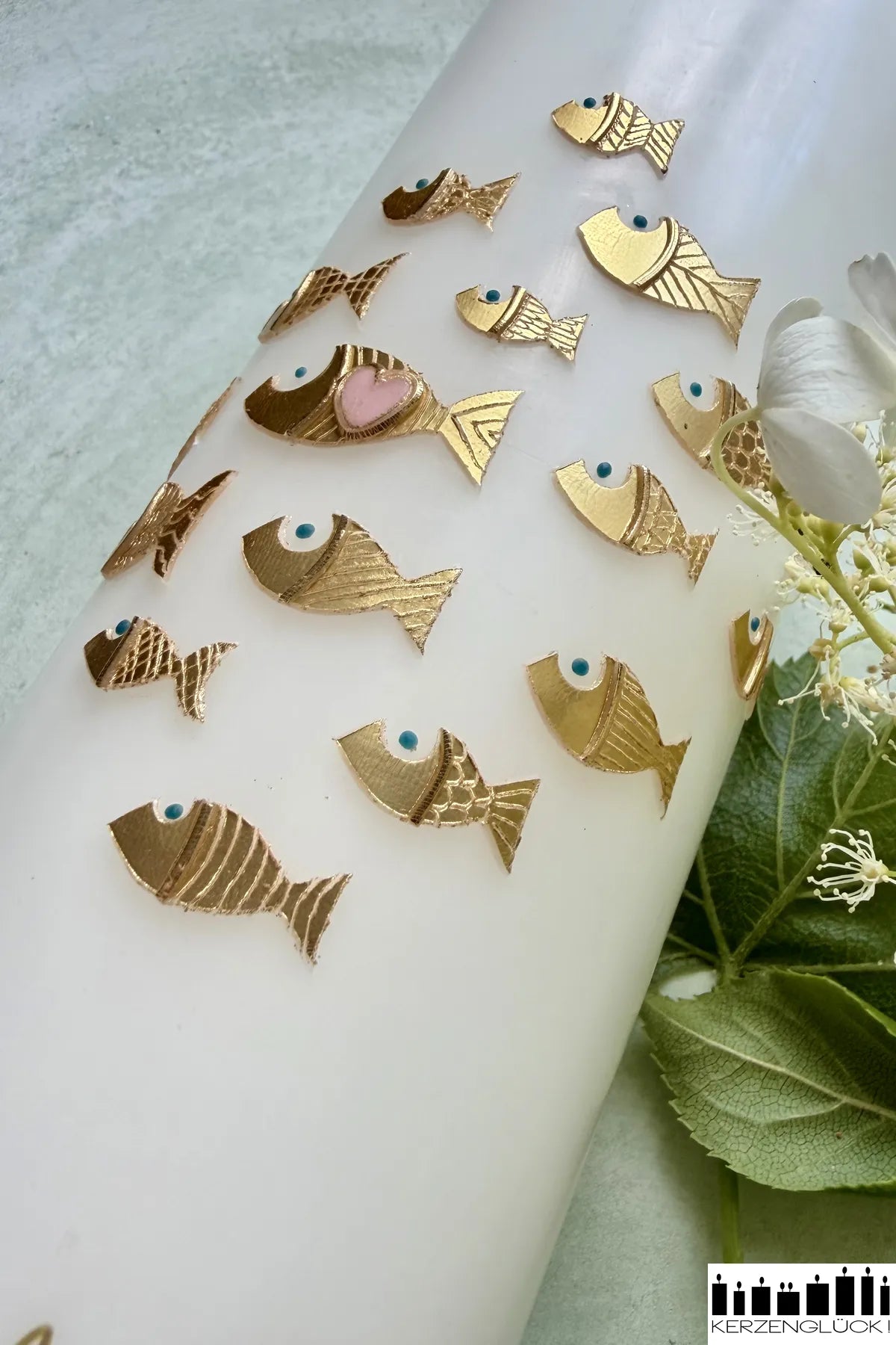 Taufkerze Goldener Fischschwarm Detailaufnahme Fischdekor