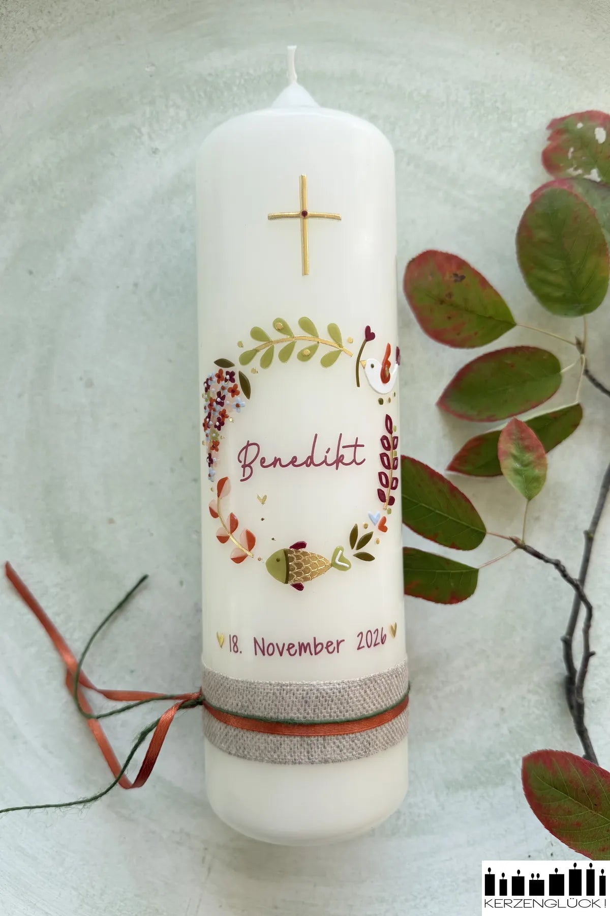 Taufkerze Kranz mit Symbolen, Kürbis-Kiwi mit herbstlichen Blättern dekoriert