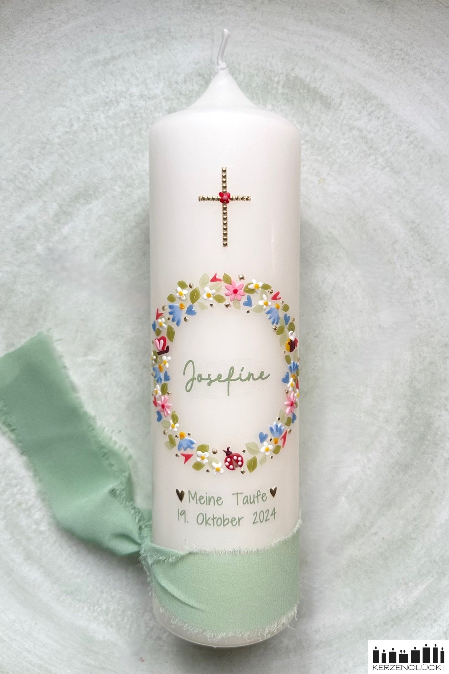 Kerze im Ganzen abgebildet auf hellem Untergrund