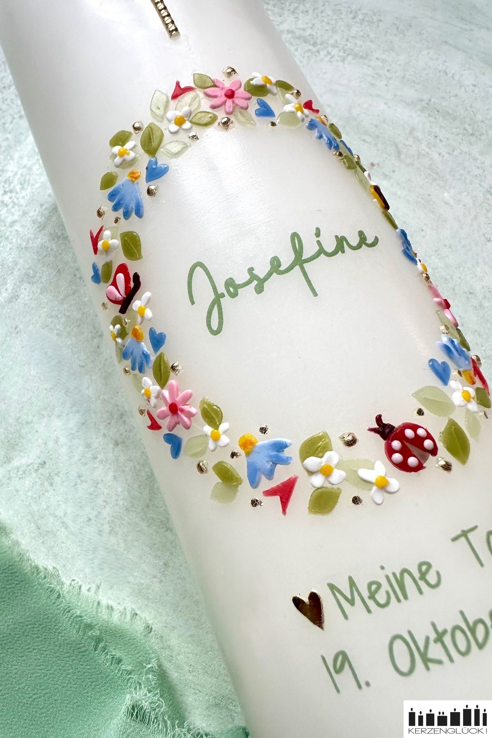 Taufkerze Kranz mit Wiesenblumen Detailaufnahme der Blüten und Blätter mit Marienkäfer und Schmetterling