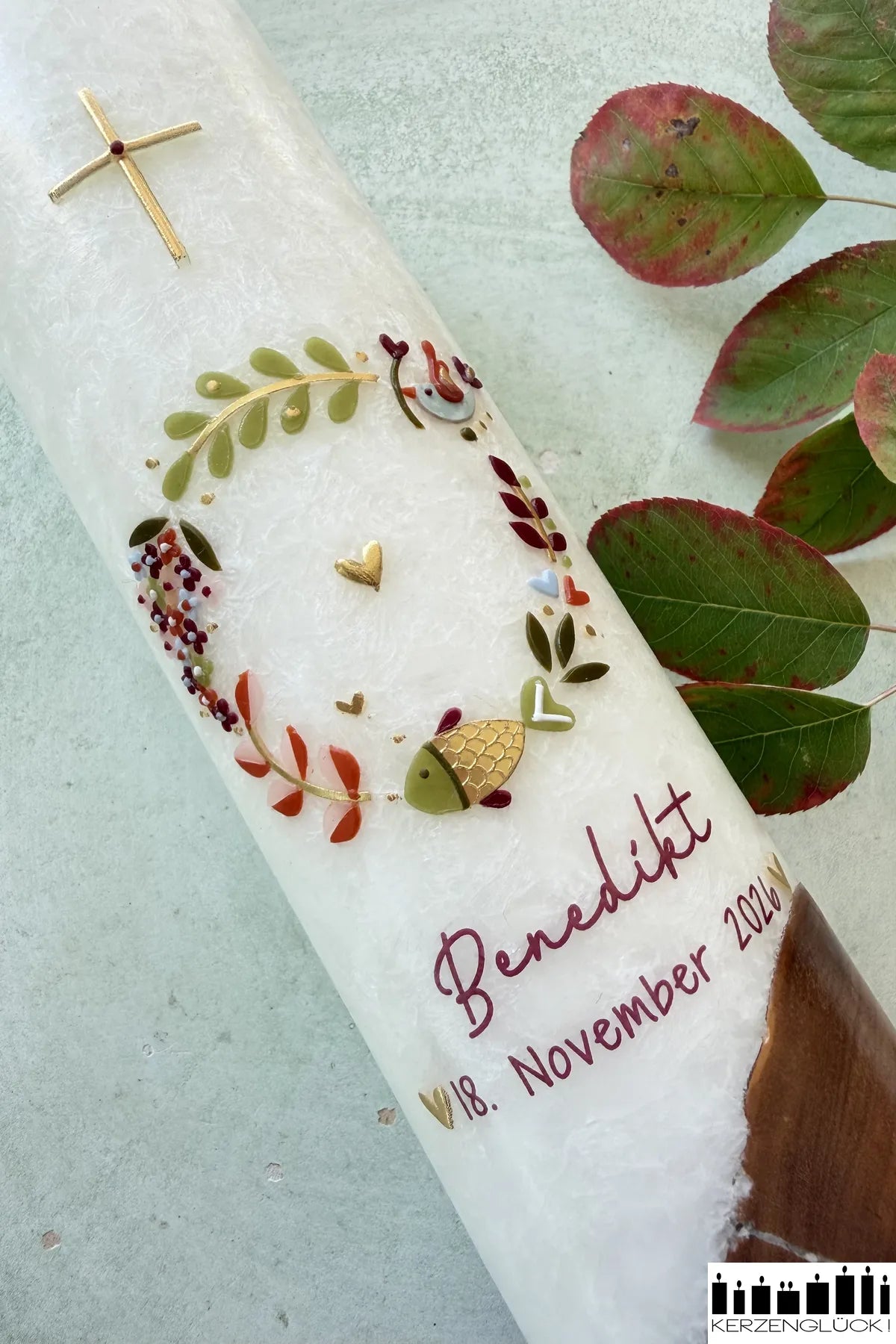 Taufkerze mit Holzelement Kranz mit Symbolen in Kürbis_Kiwi Detailaufnahme