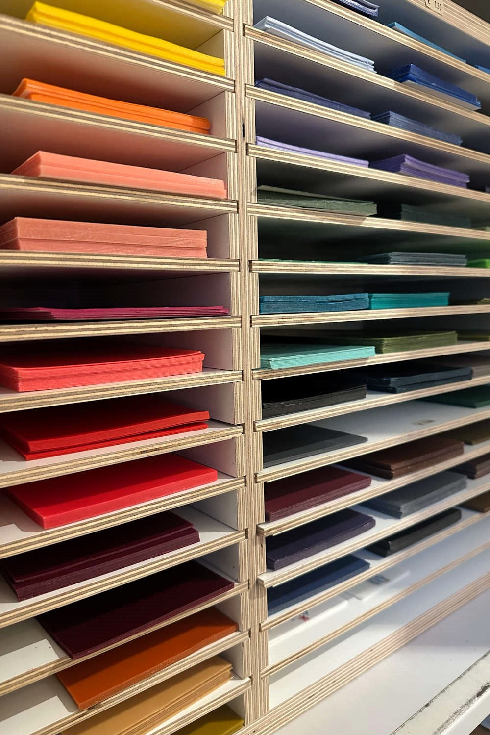 Wachsplatten in verschiedenen Farben in einem Regal sortiert
