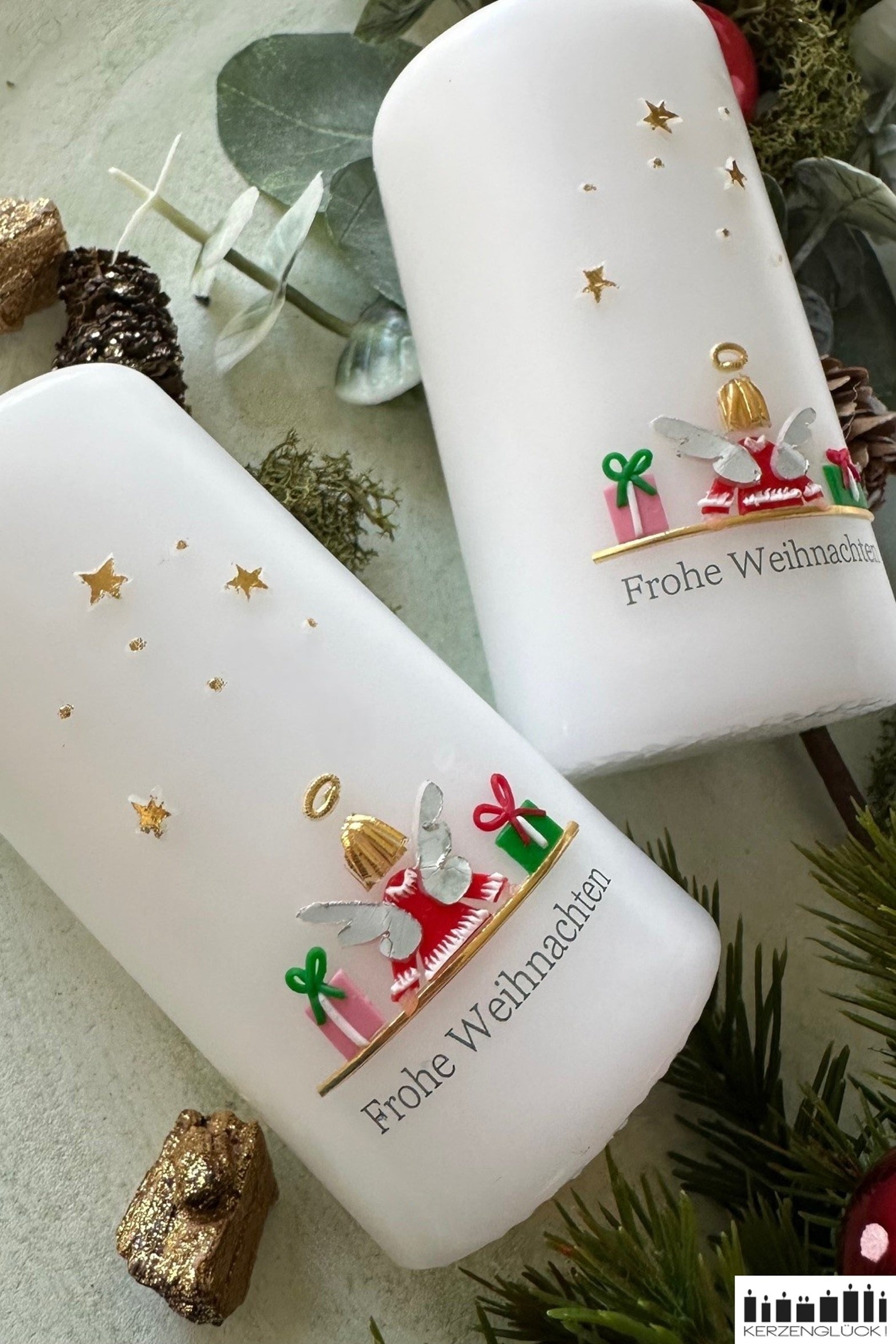 2 kleine Weihnachtskerzen Engel liegend auf Zweigen weihnachtlich dekoriert