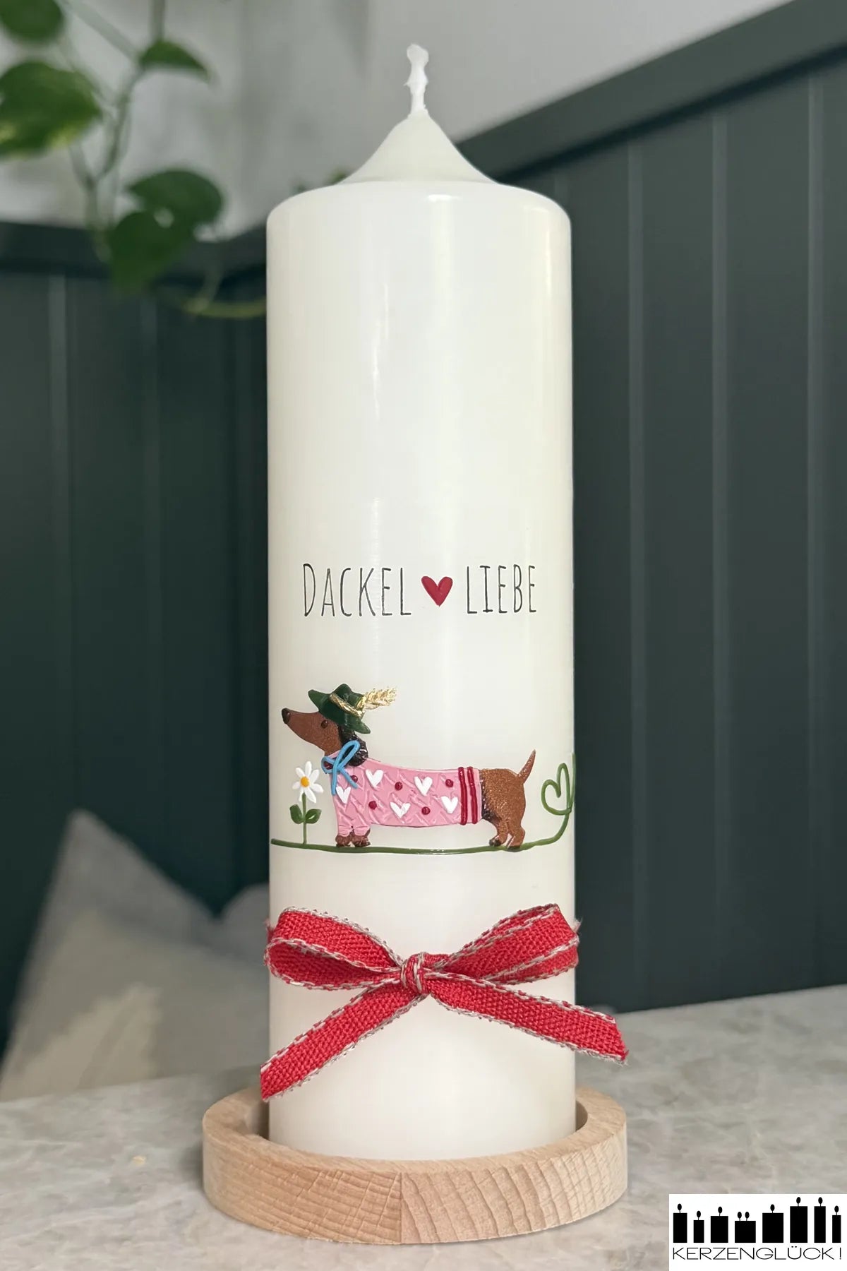 Kerze mit Dackel auf einem Holzkerzenteller