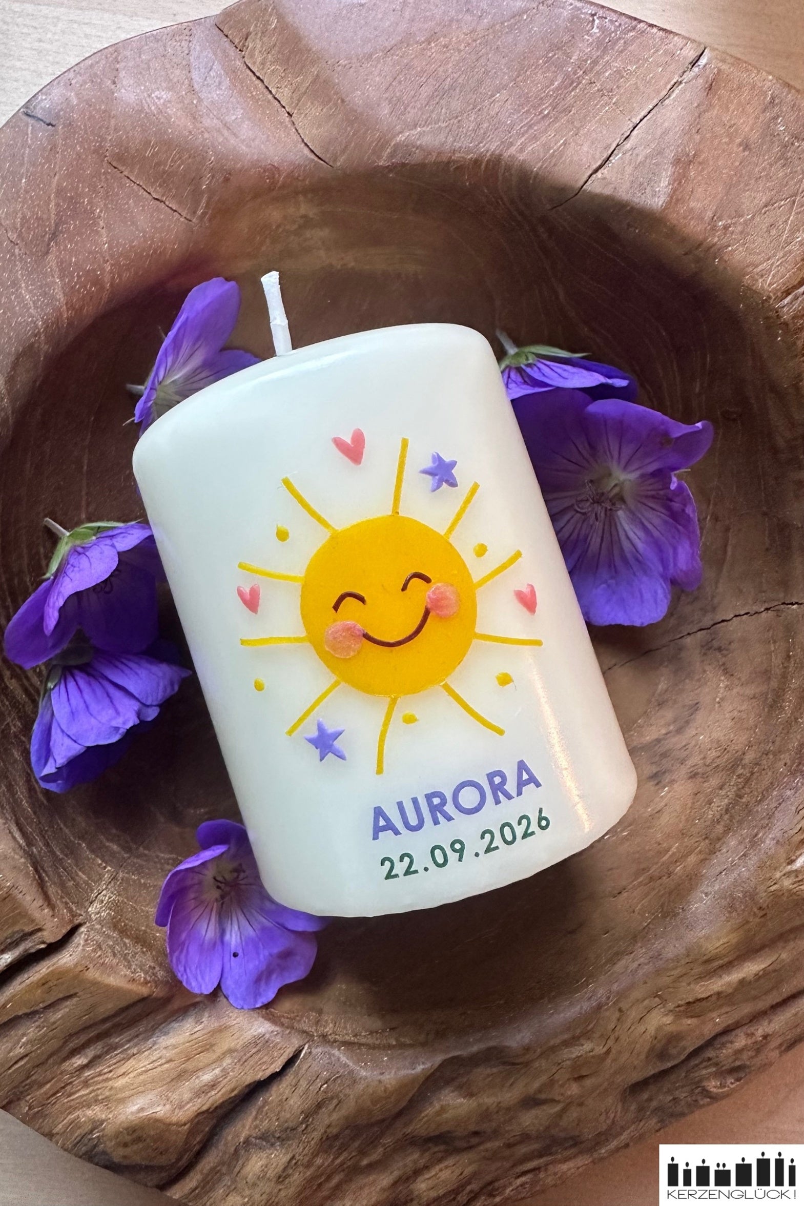 Gastgeschenkkerze Sonne in einer Holzschale liegend mit blauen Blüten