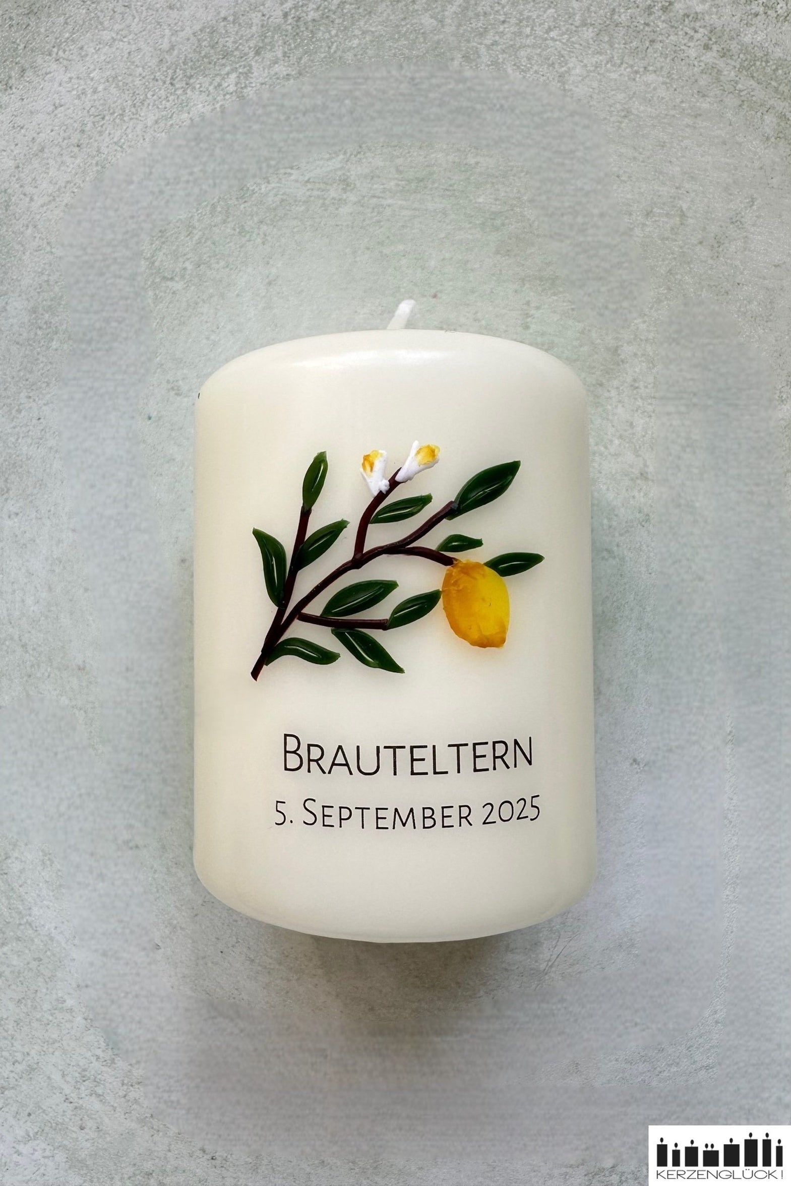 Gastgeschenkkerze von vorne fotografiert