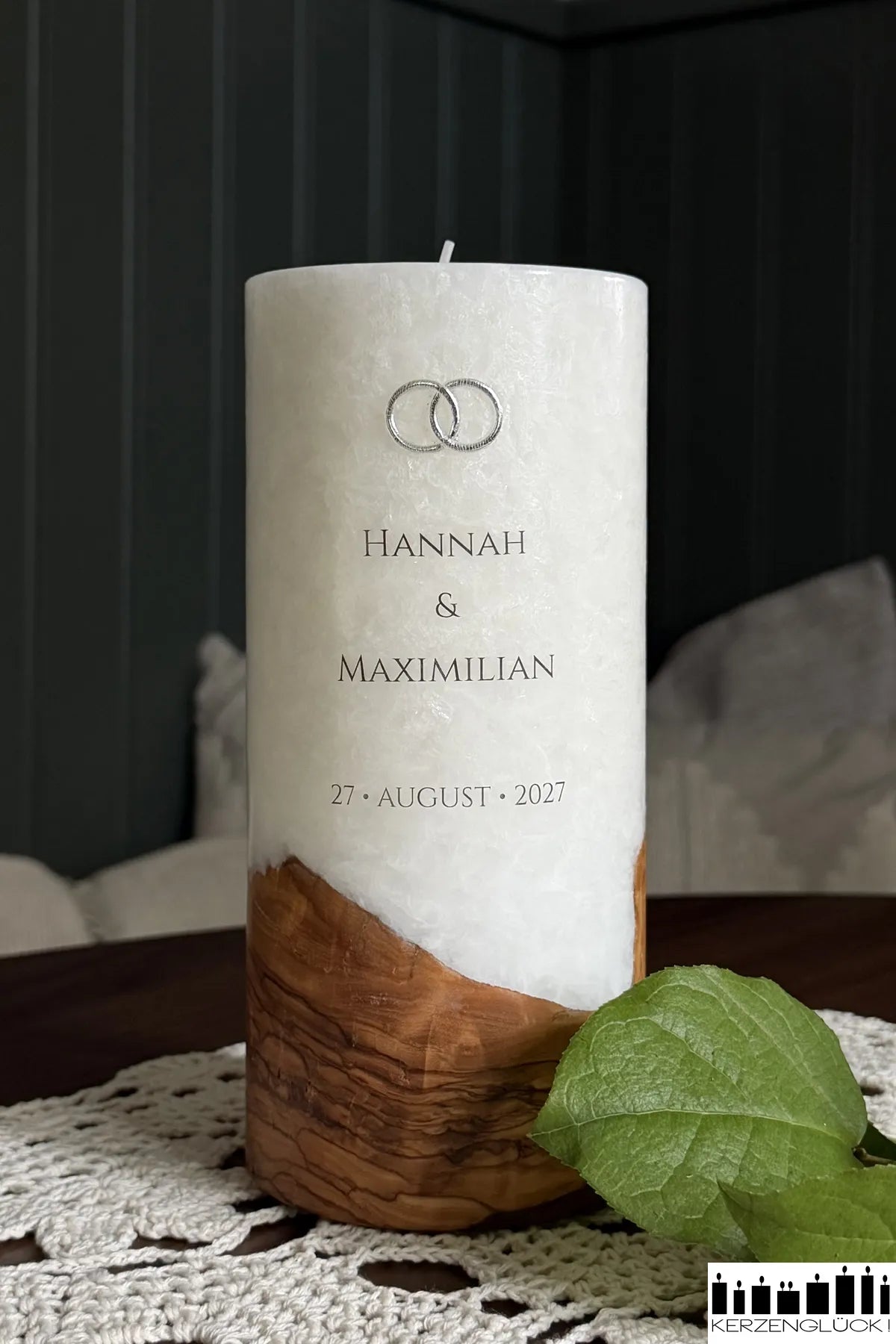 Hochzeitskerze mit Holzeinsatz und Teelichteinsatz Verschlungene Ringe stehend mit Blättern dekoriert
