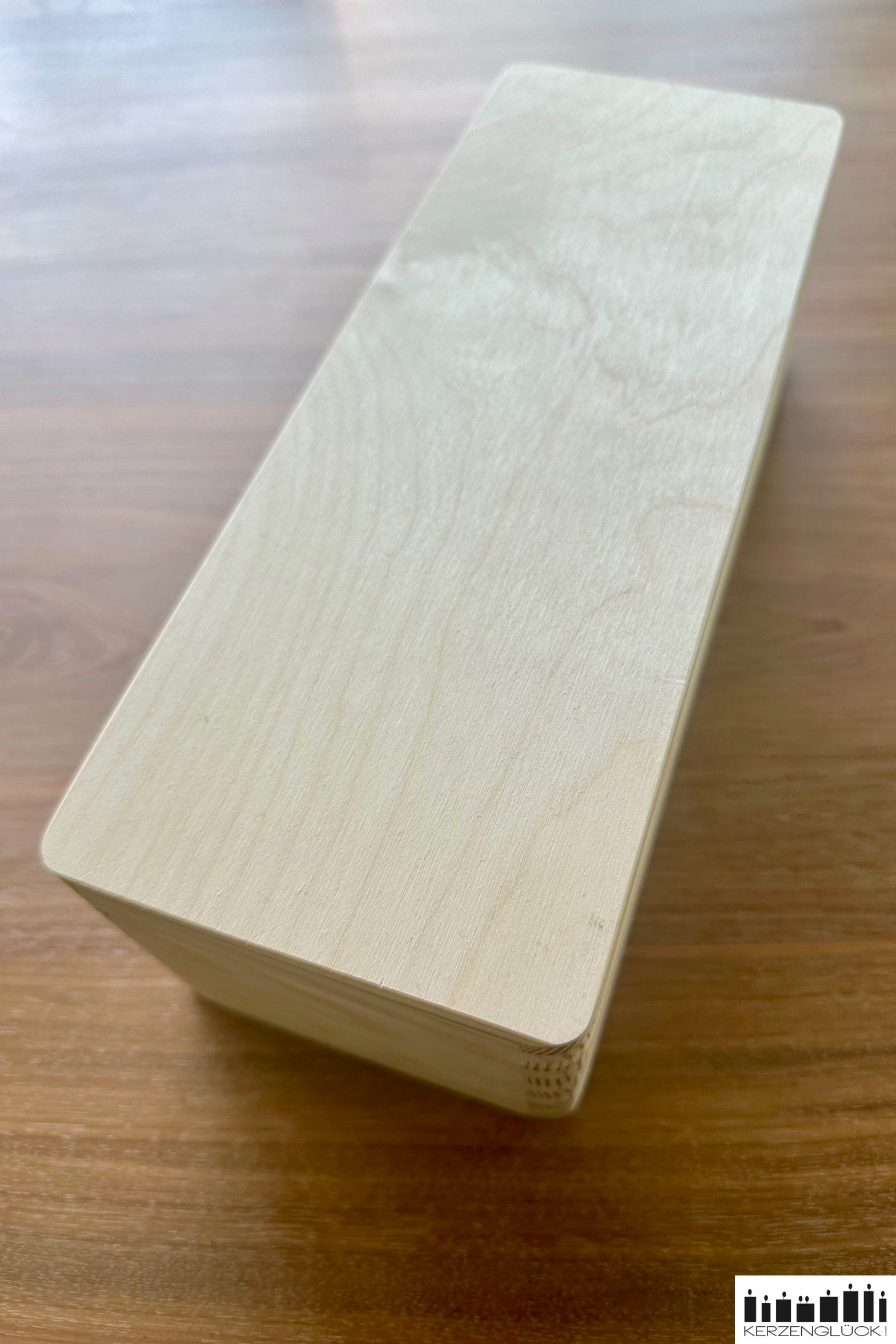 Kerzenverpackung aus Holz schräg von oben fotografiert
