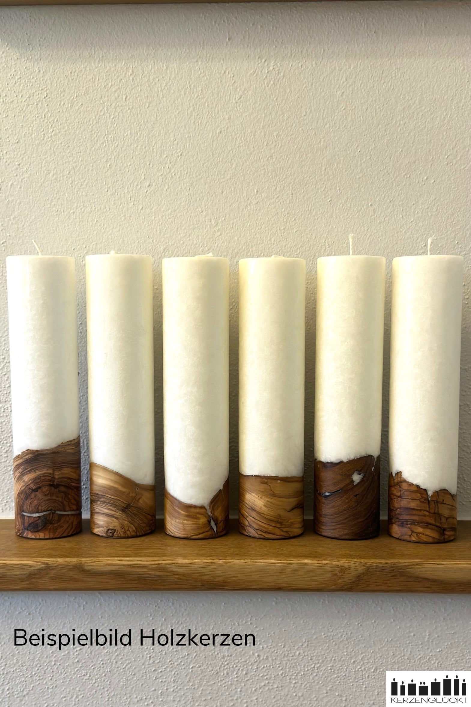 Sechs Holzkerzen mit unterschiedlichem Holzanteil nebeneinander