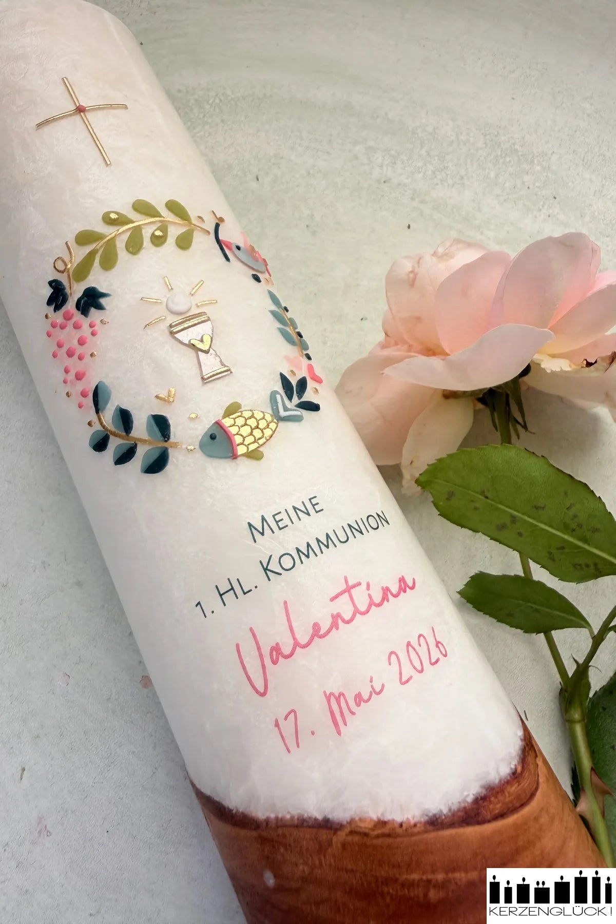 Kommunionkerze mit Holzelement "Kranz mit Symbolen"