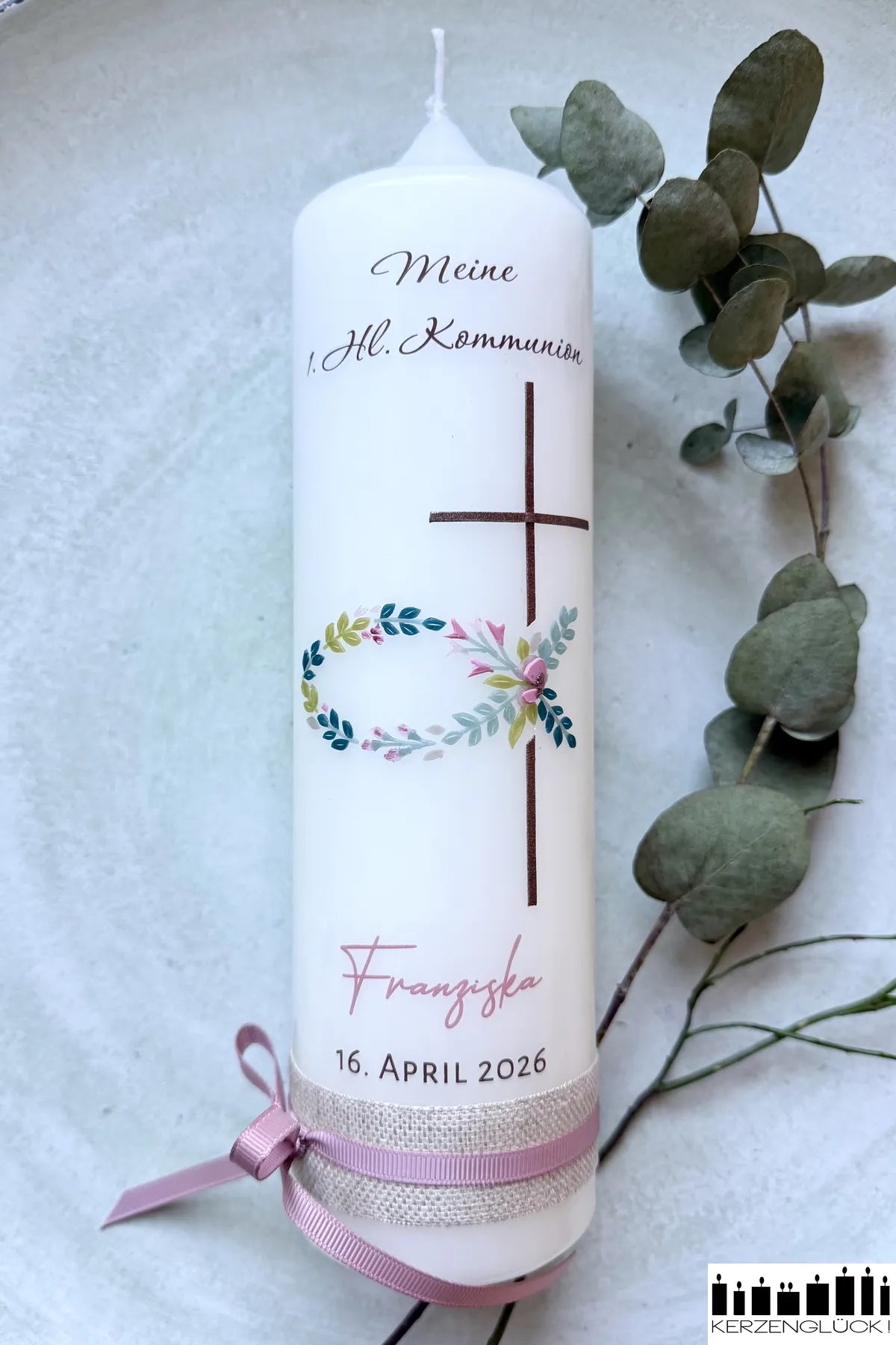 Kommunionkerze Fisch mit Kreuz liegend auf hellem Untergrund