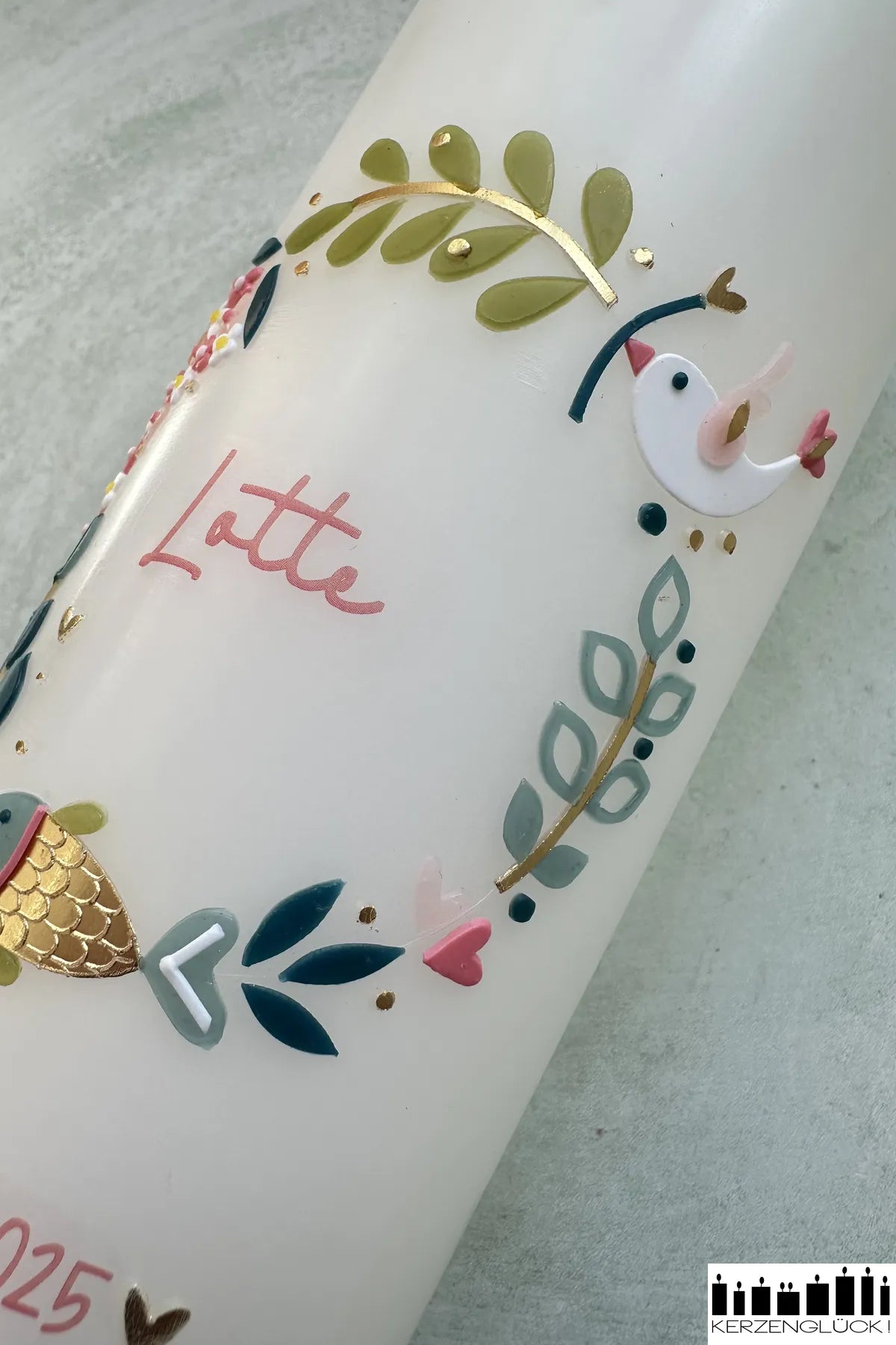 Taufkerze Kranz mit Symbolen Detailaufnahme der Taube