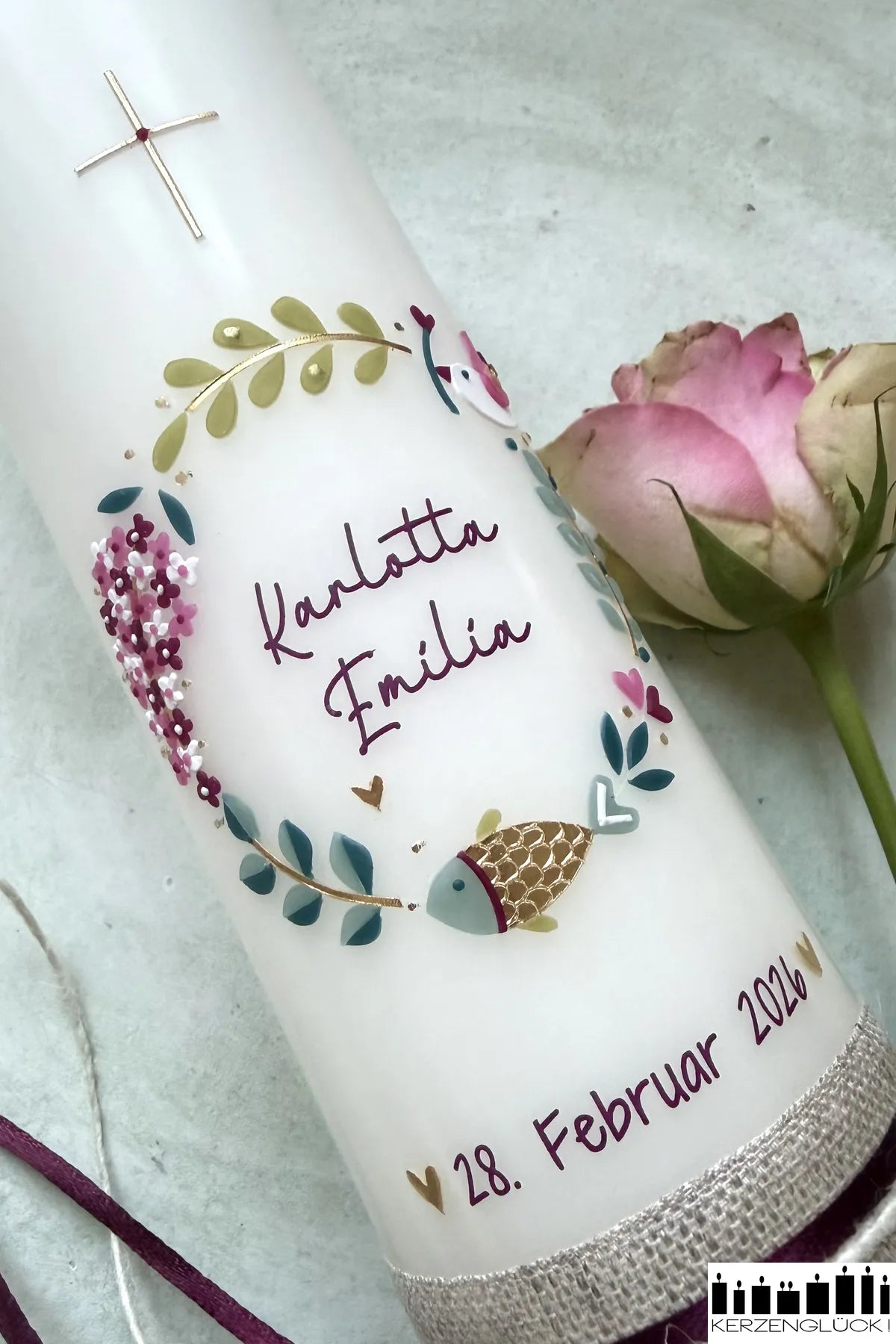 Taufkerze Kranz mit Symbolen-brombeere Detailaufnahme