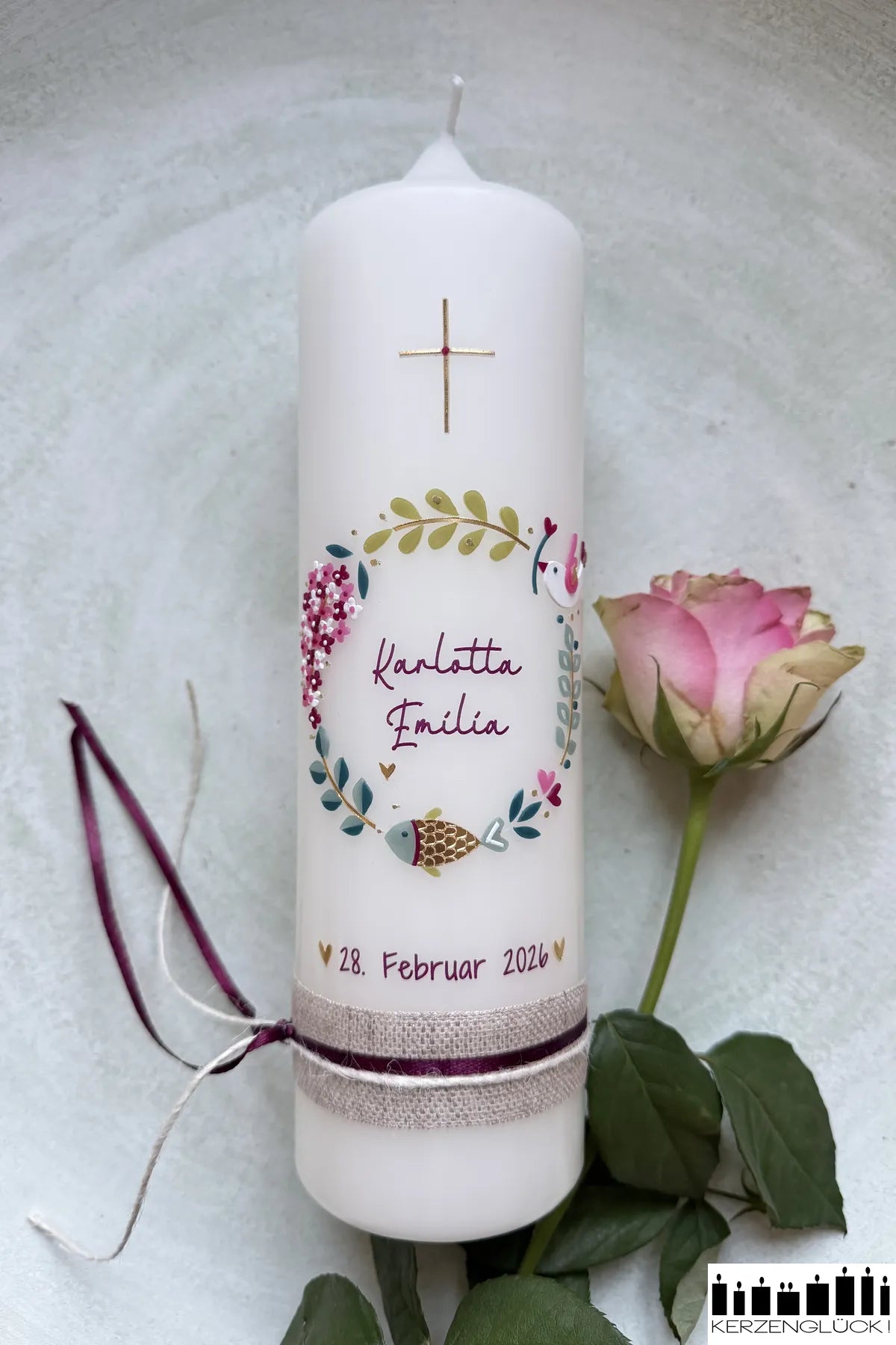 Taufkerze mit Rose dekoriert