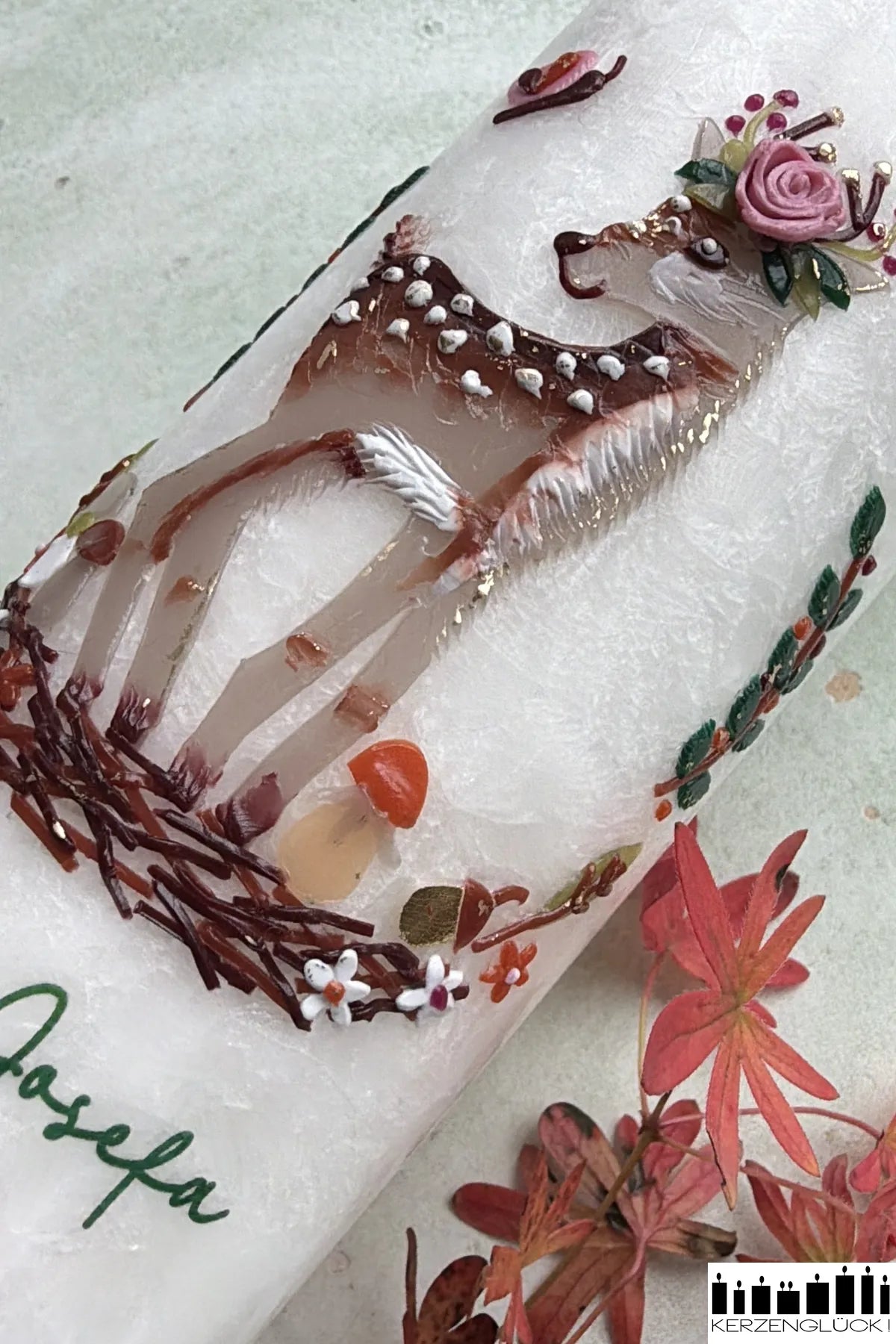 Taufkerze Reh Detailaufnahme mit Herbstlaub