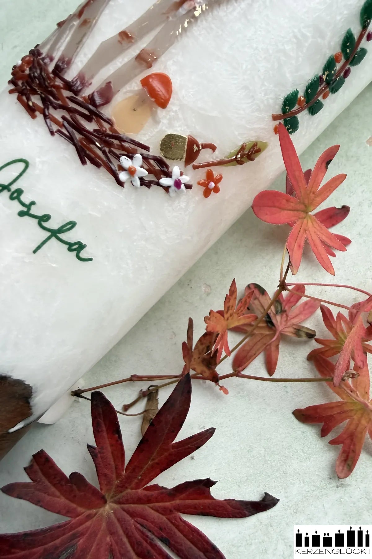 Taufkerze Reh Detailaufnahme Pilze und Waldboden