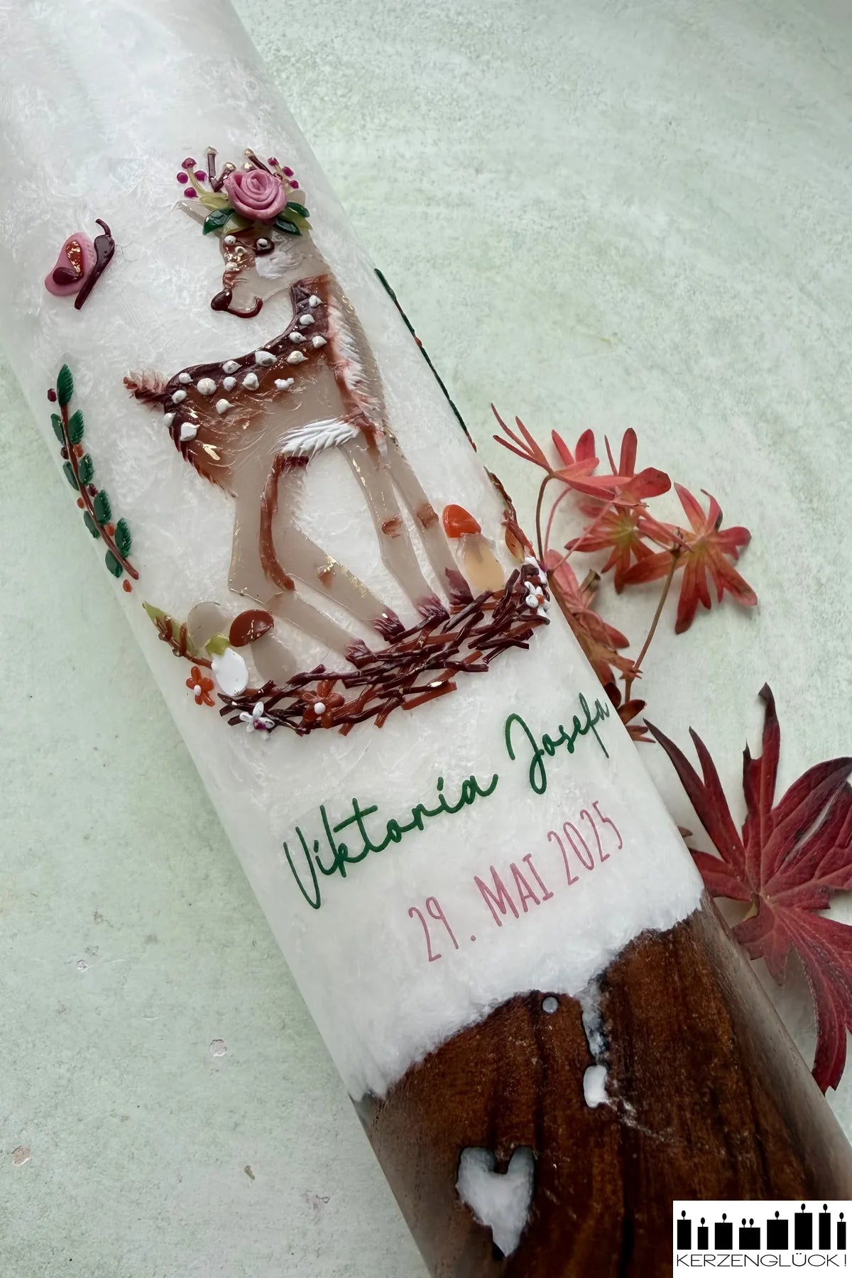 Taufkerze Reh schräg liegend fotografiert