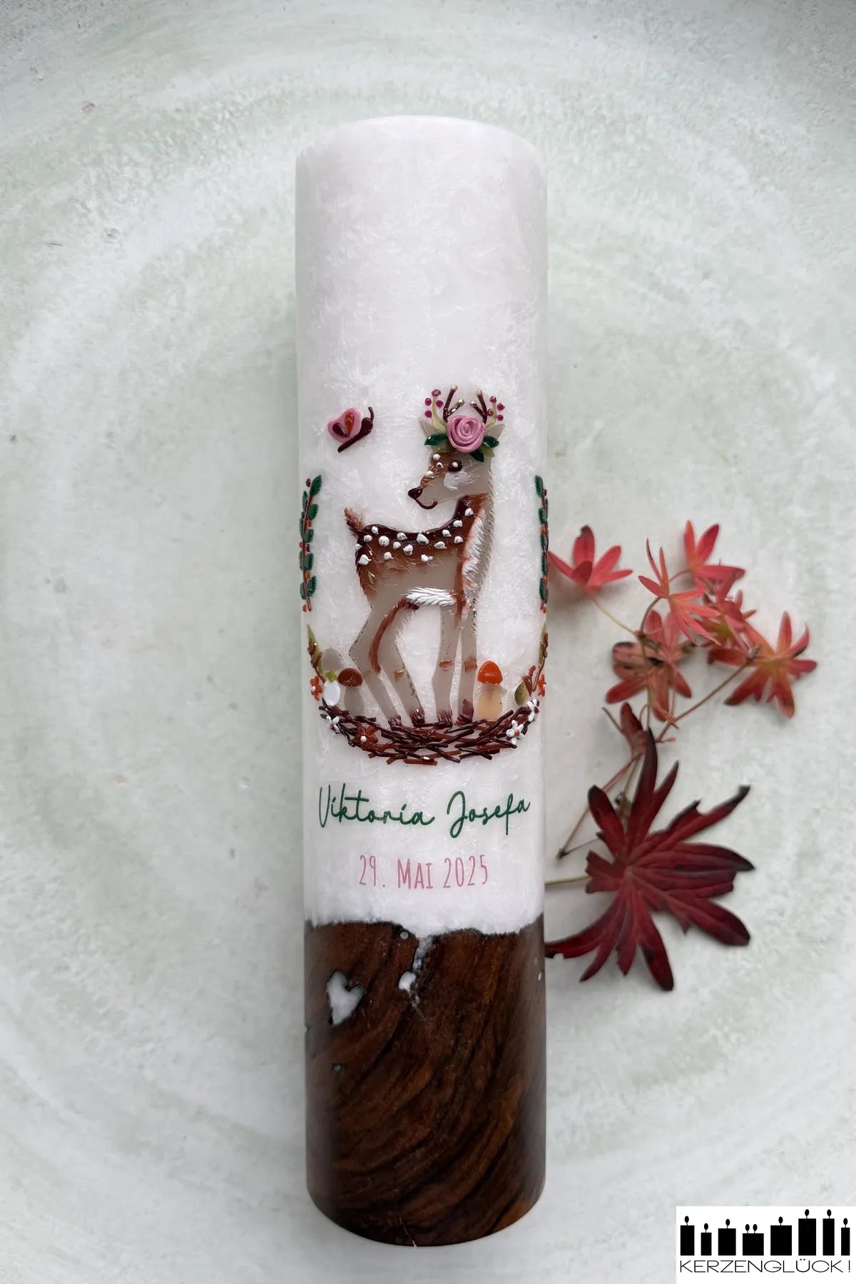 Taufkerze Reh mit Holzrohling gerade liegend fotografiert