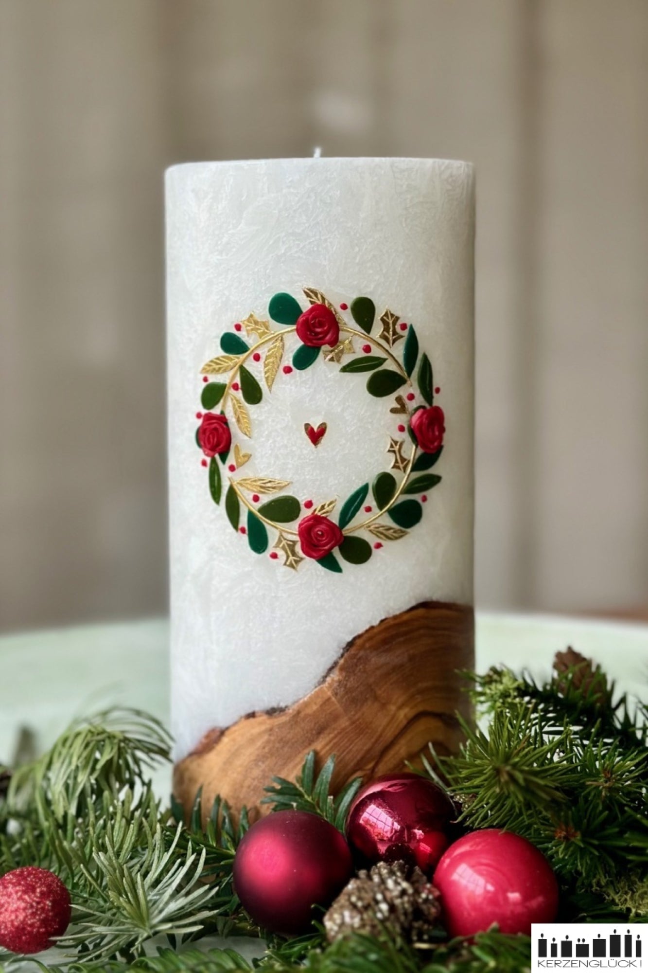 Holzkerze mit Teelichteinsatz "Weihnachtlicher Kranz mit Rosen"