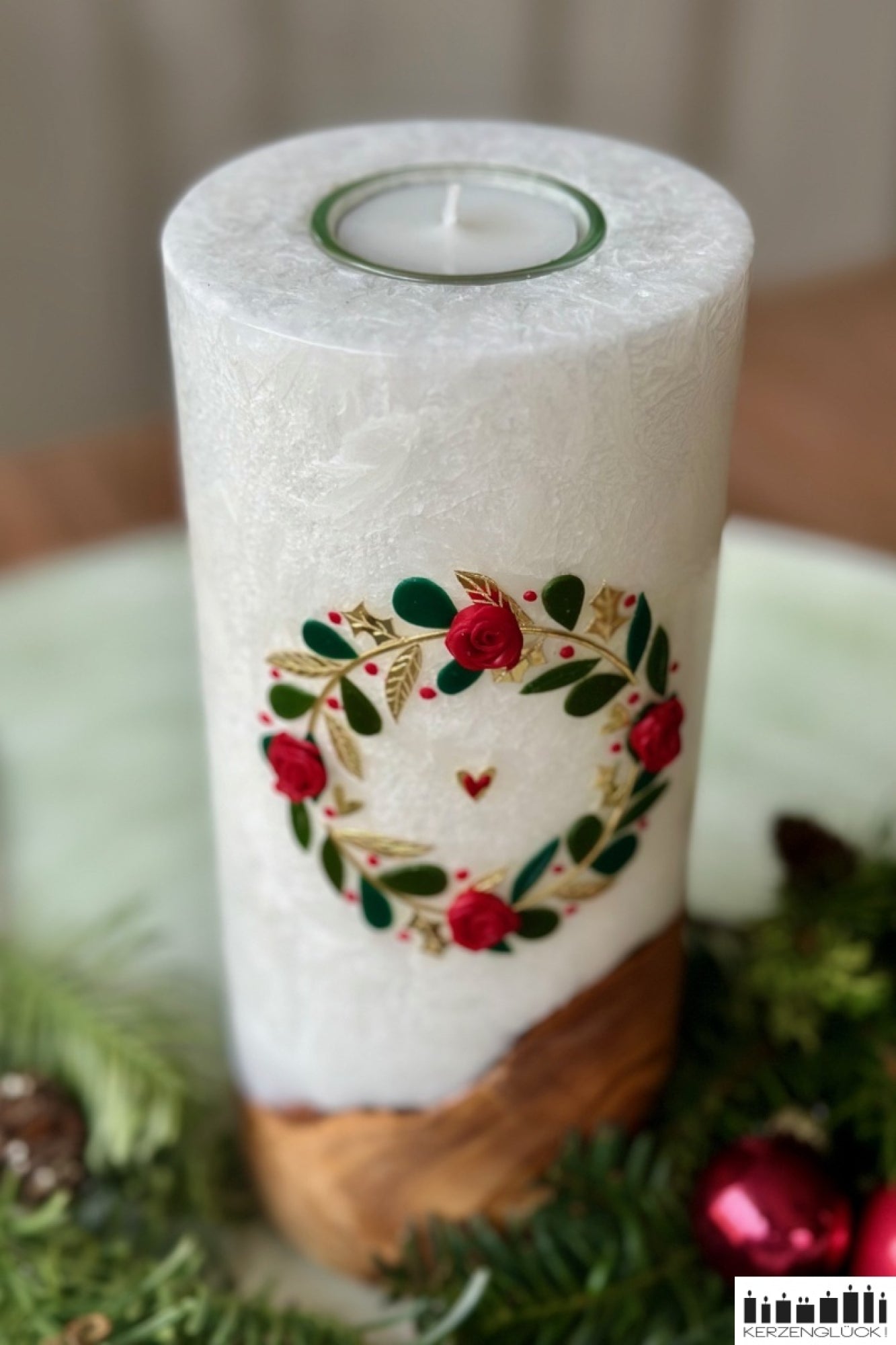 Holzkerze mit Teelichteinsatz "Weihnachtlicher Kranz mit Rosen"